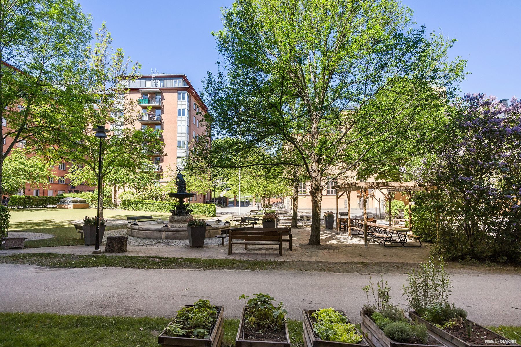 Vy mot gården från uteplatsen