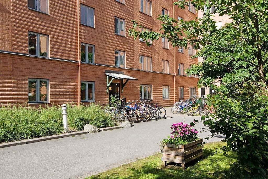 Ingång både från gården och gatan