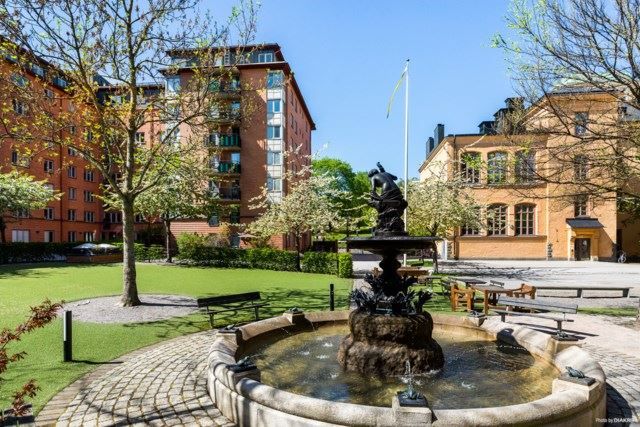 Fontänen på gården porlar sommartid