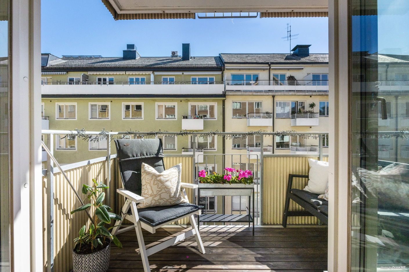 Pardörrar leder ut till balkongen