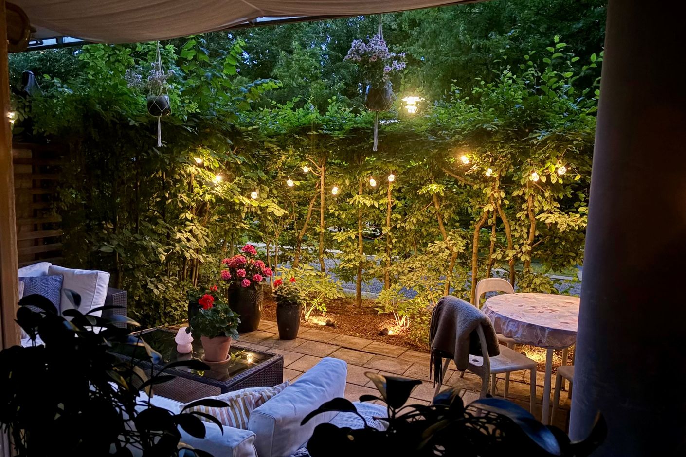 Säljarens bild av uteplatsen på kvällen