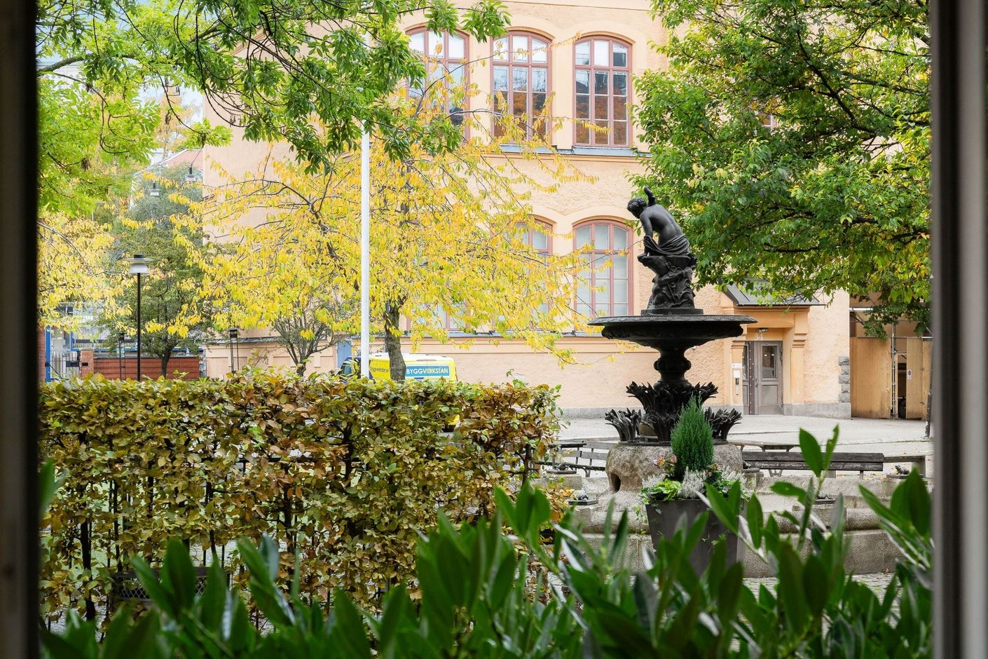 Utsikt från sovrum 2 mot fontänen på gården
