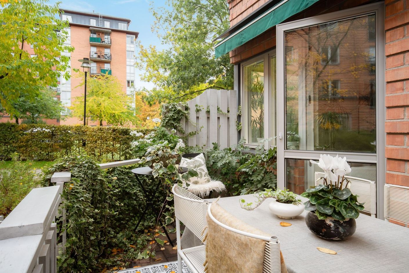 Underbar uteplats i lugnt gårdshus