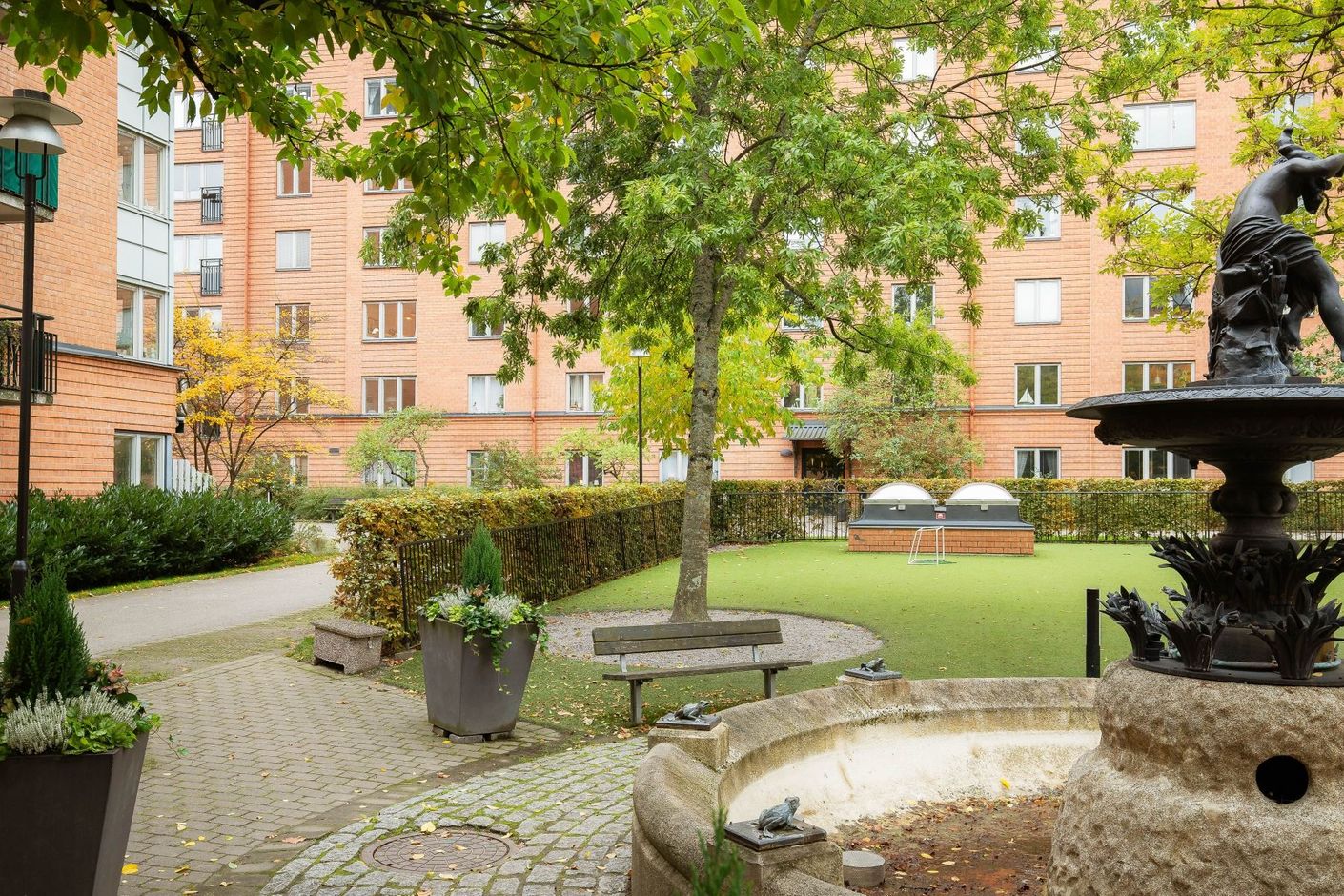 Fina innergården med vy mot lägenheten