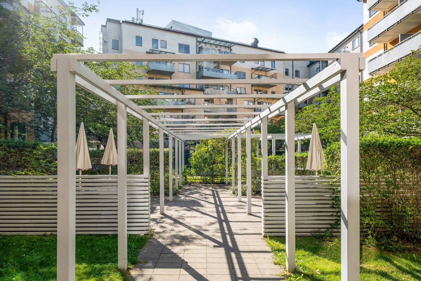 Mysig pergola på innergården