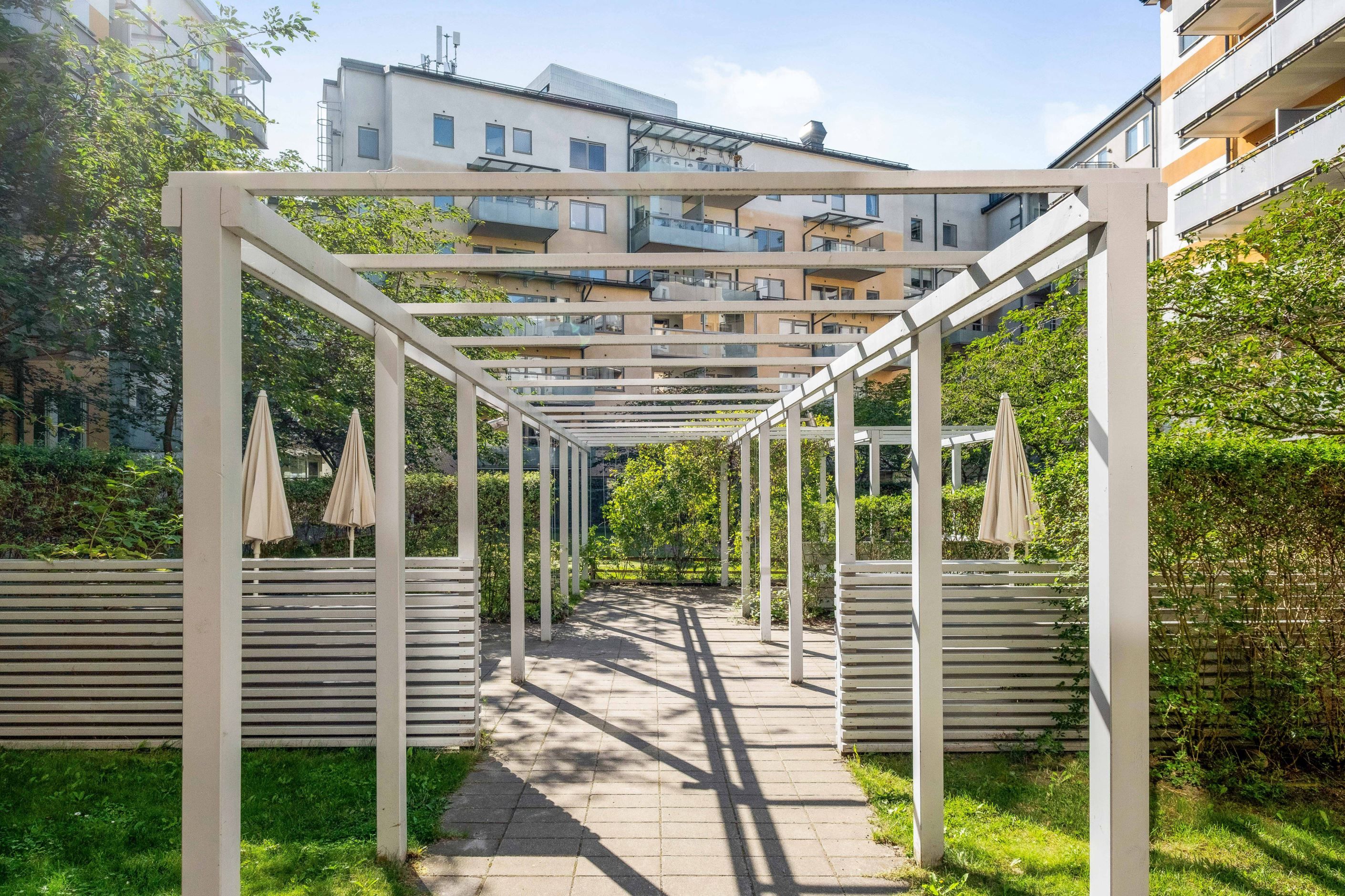 Mysig pergola på innergården