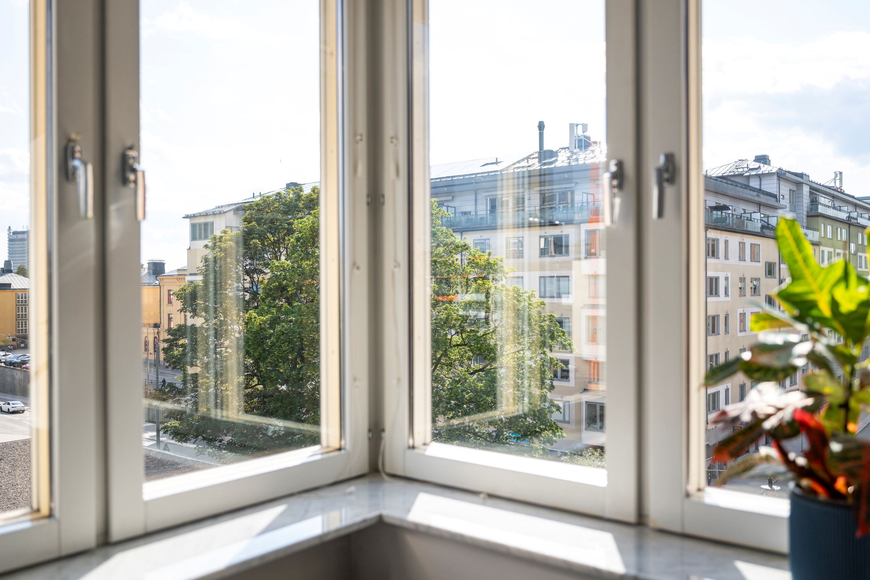Utsikt från hörnfönster i sovrum 2