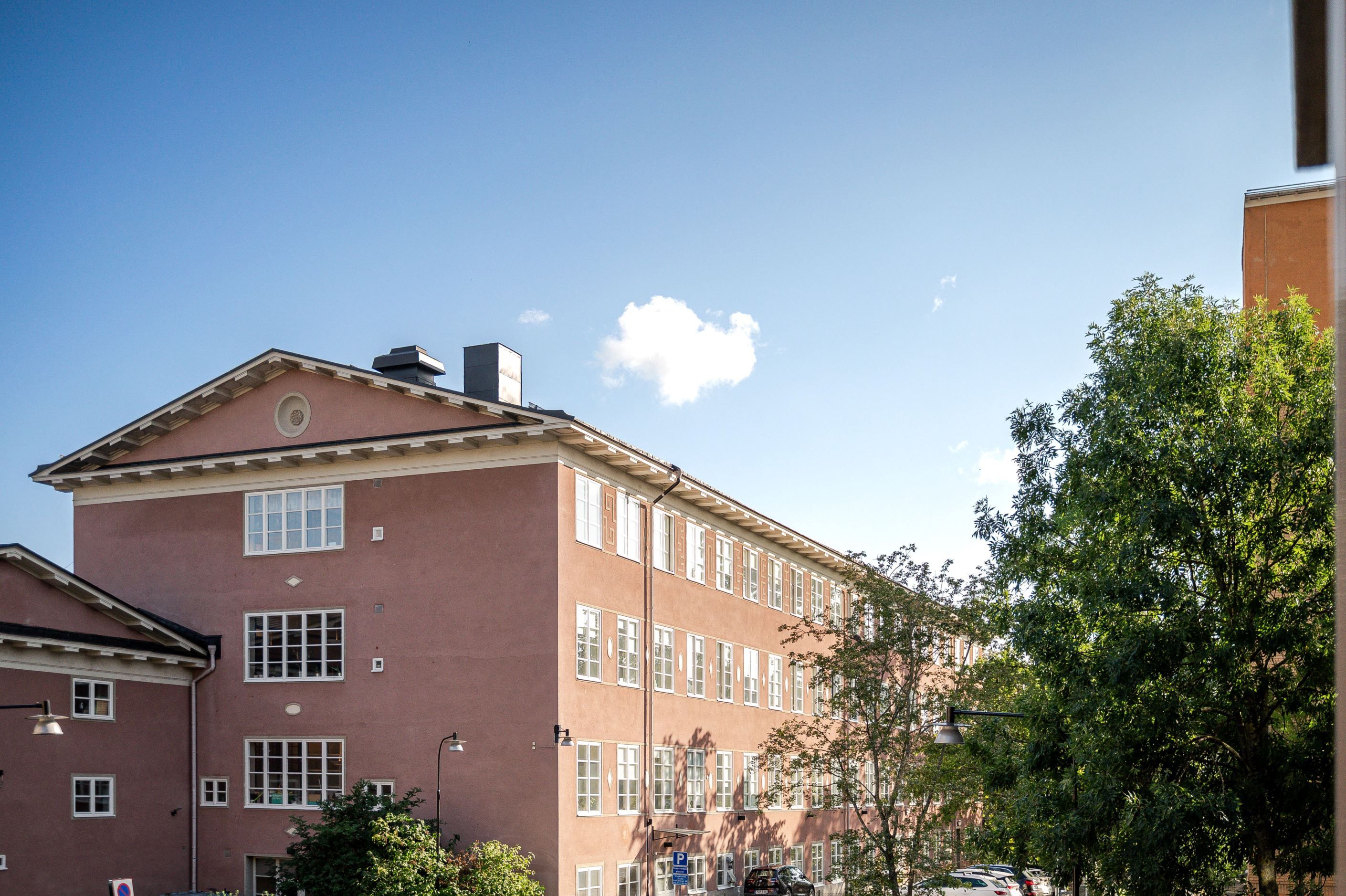 ...utsikter mot återvändsgata och vackra byggnader och grönska