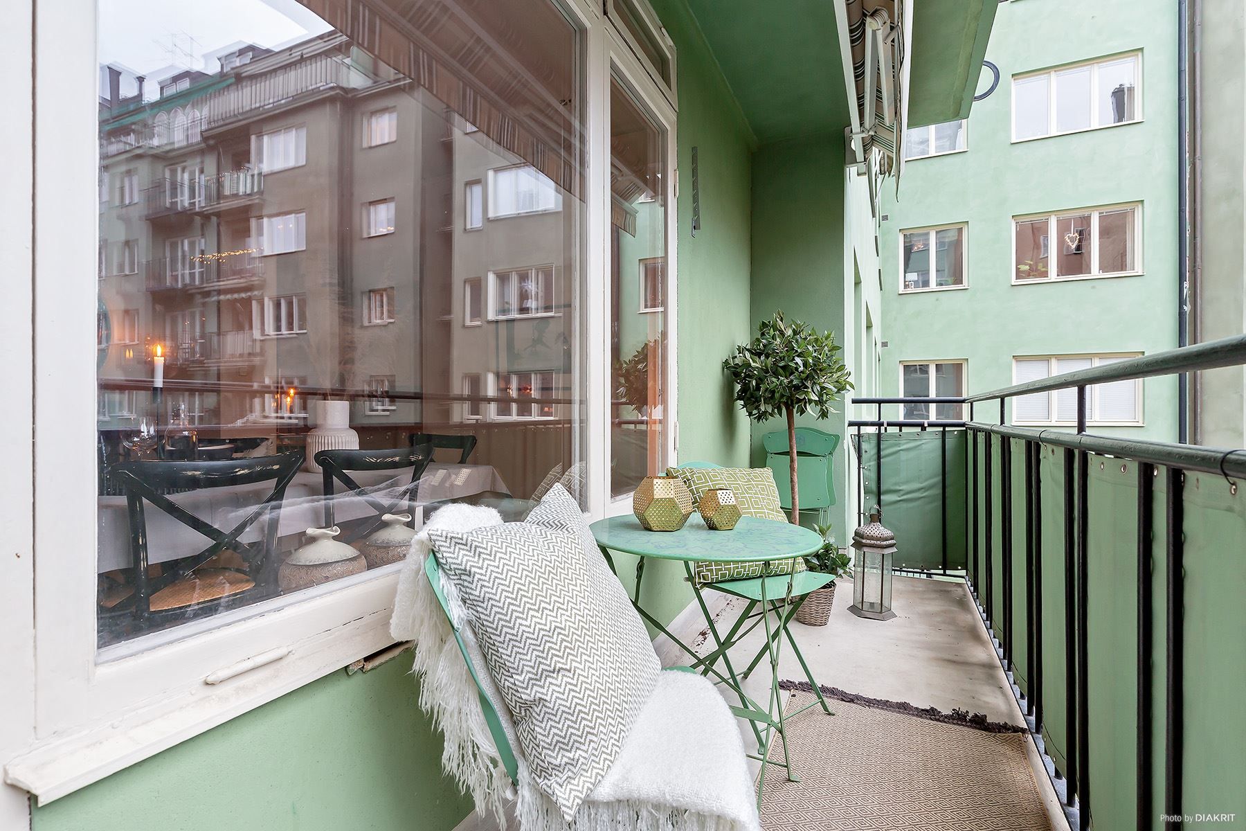 Rymlig balkong med markis
