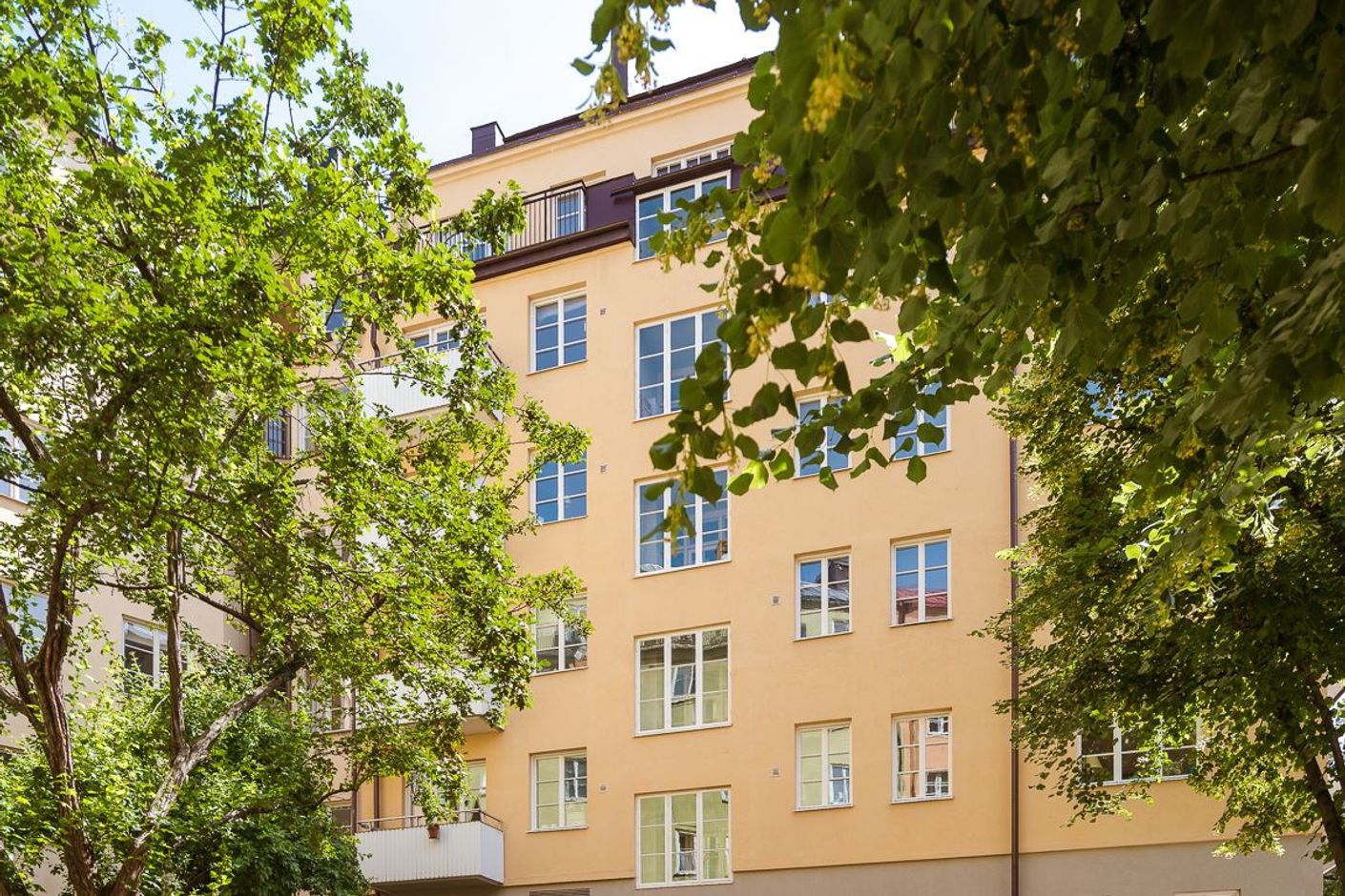 Lägenheten har ett högt läge i detta 30-talshus
