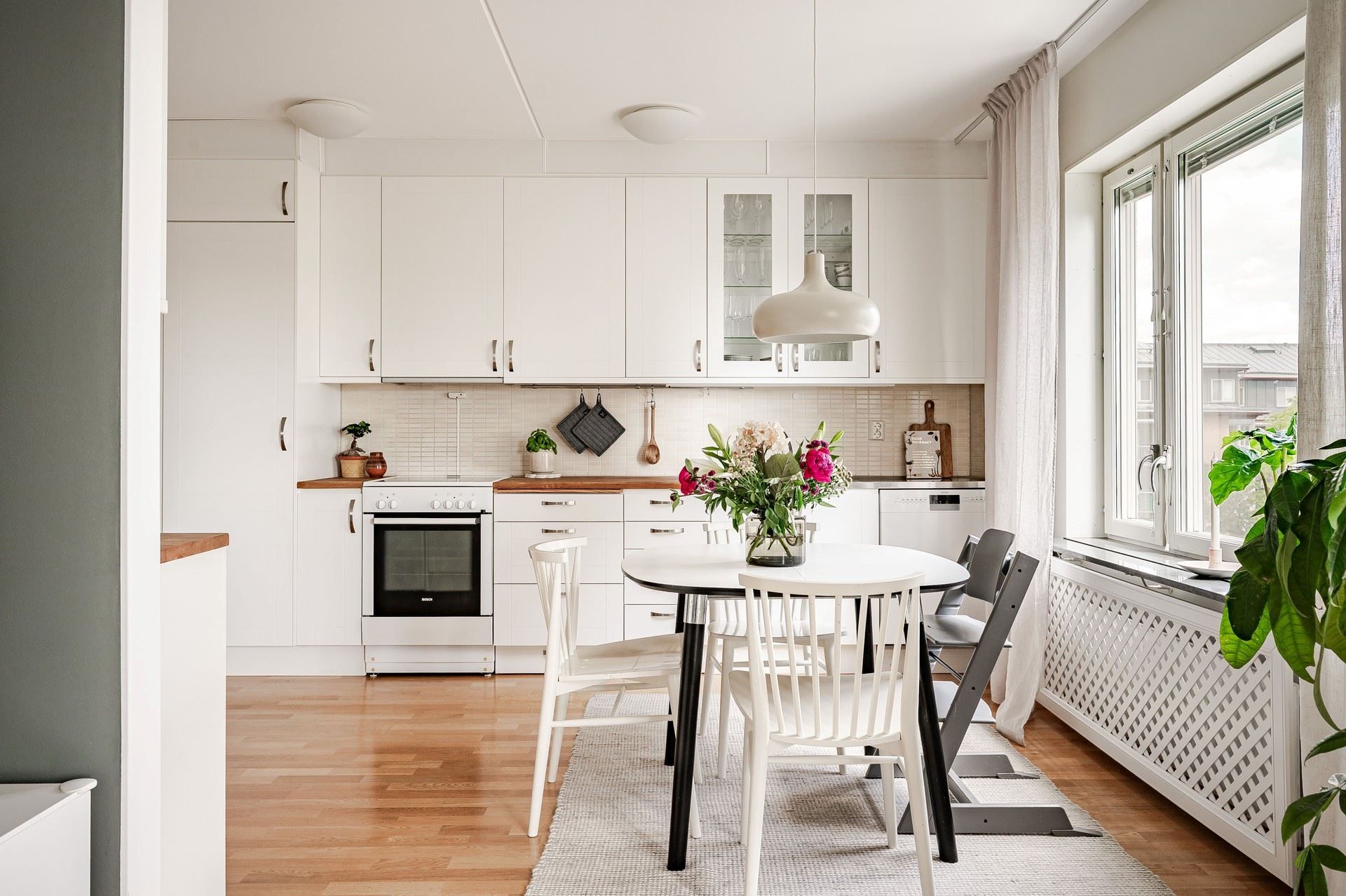 Trivsamt kök med plats för stort matbord