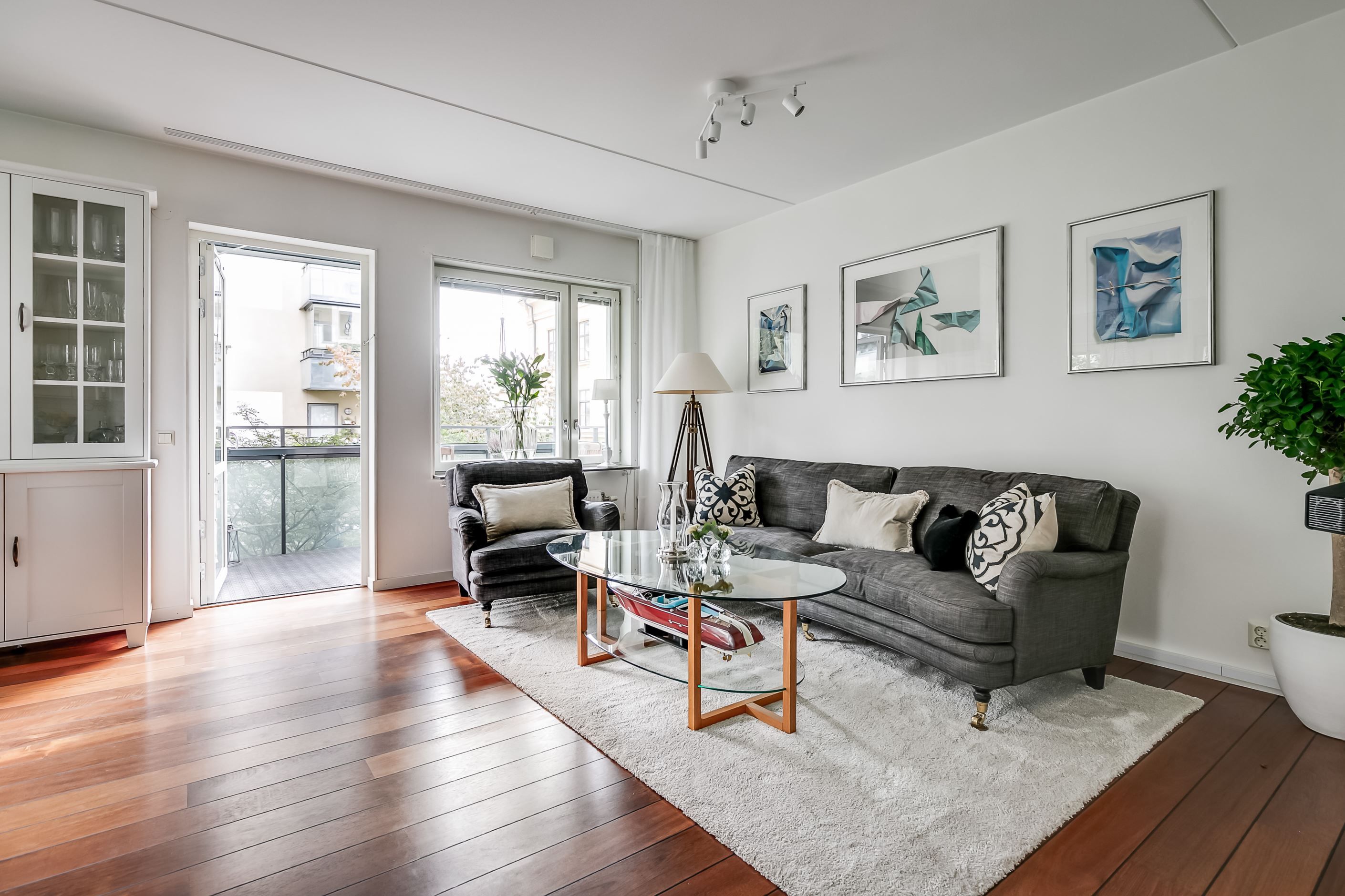 Vardagsrum med utgång till balkong