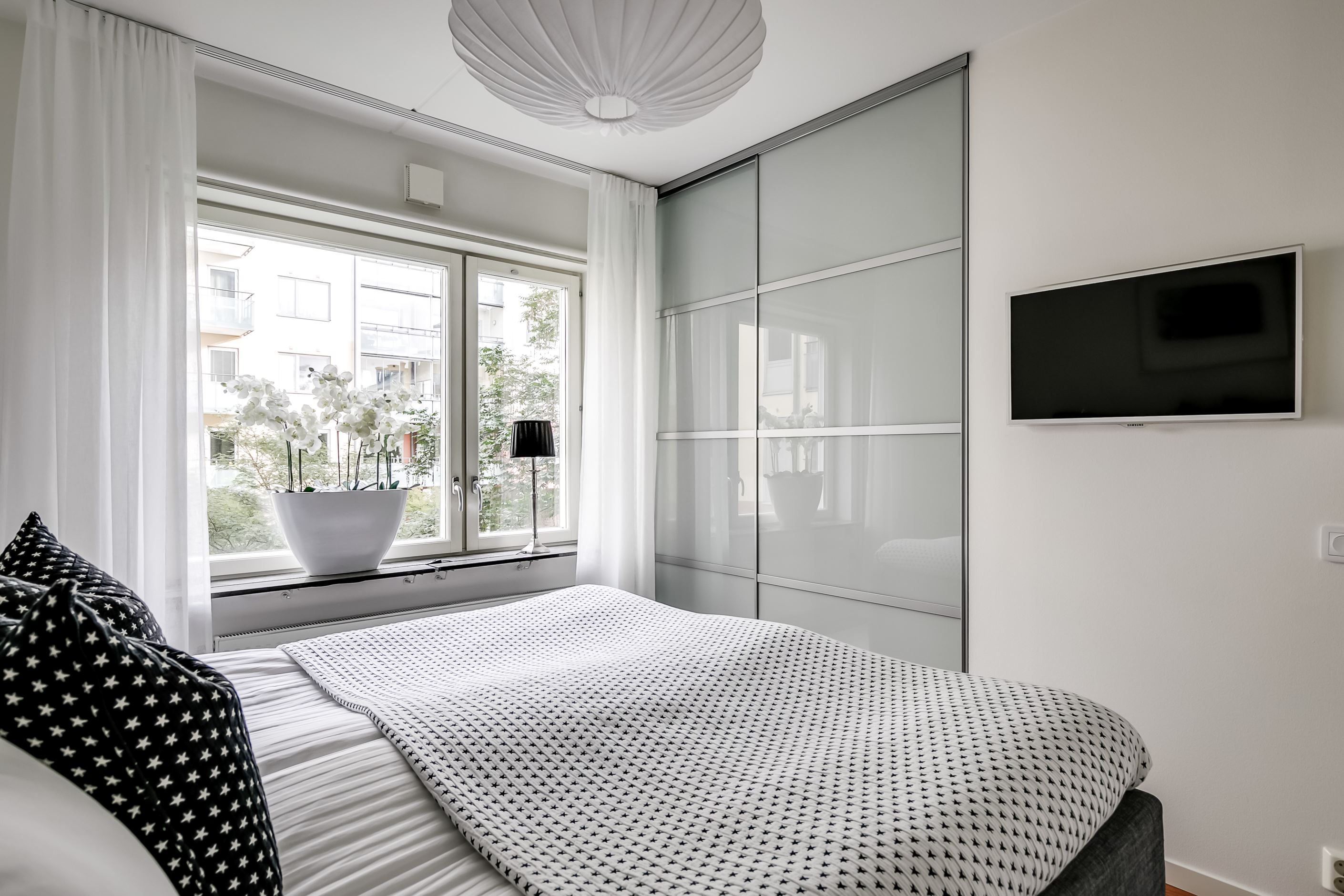 Inbyggda garderober med skjutdörrar