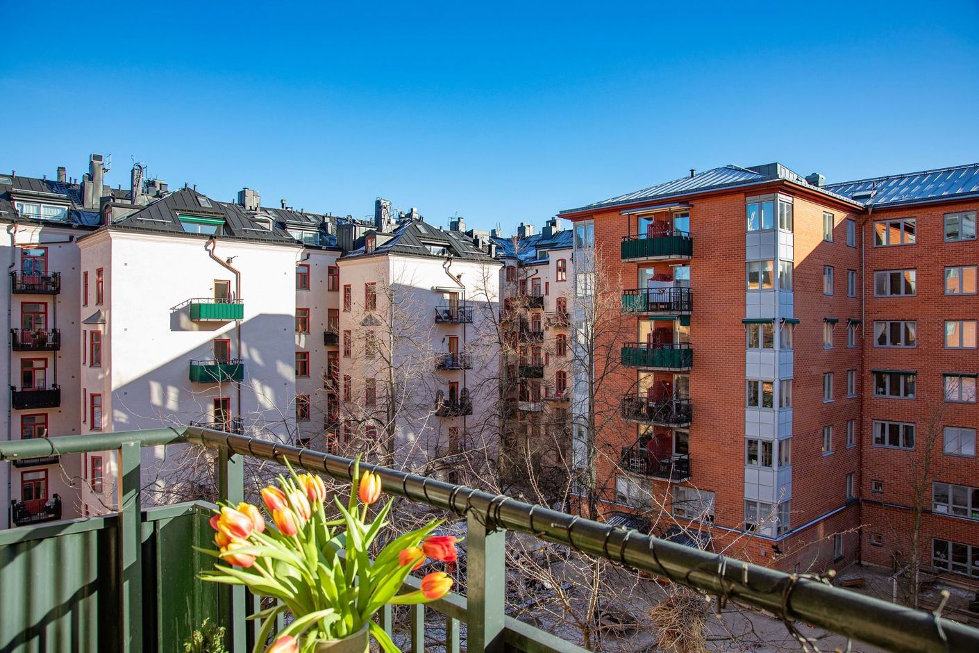 Underbart högt och fritt läge i lugnt gårdshus