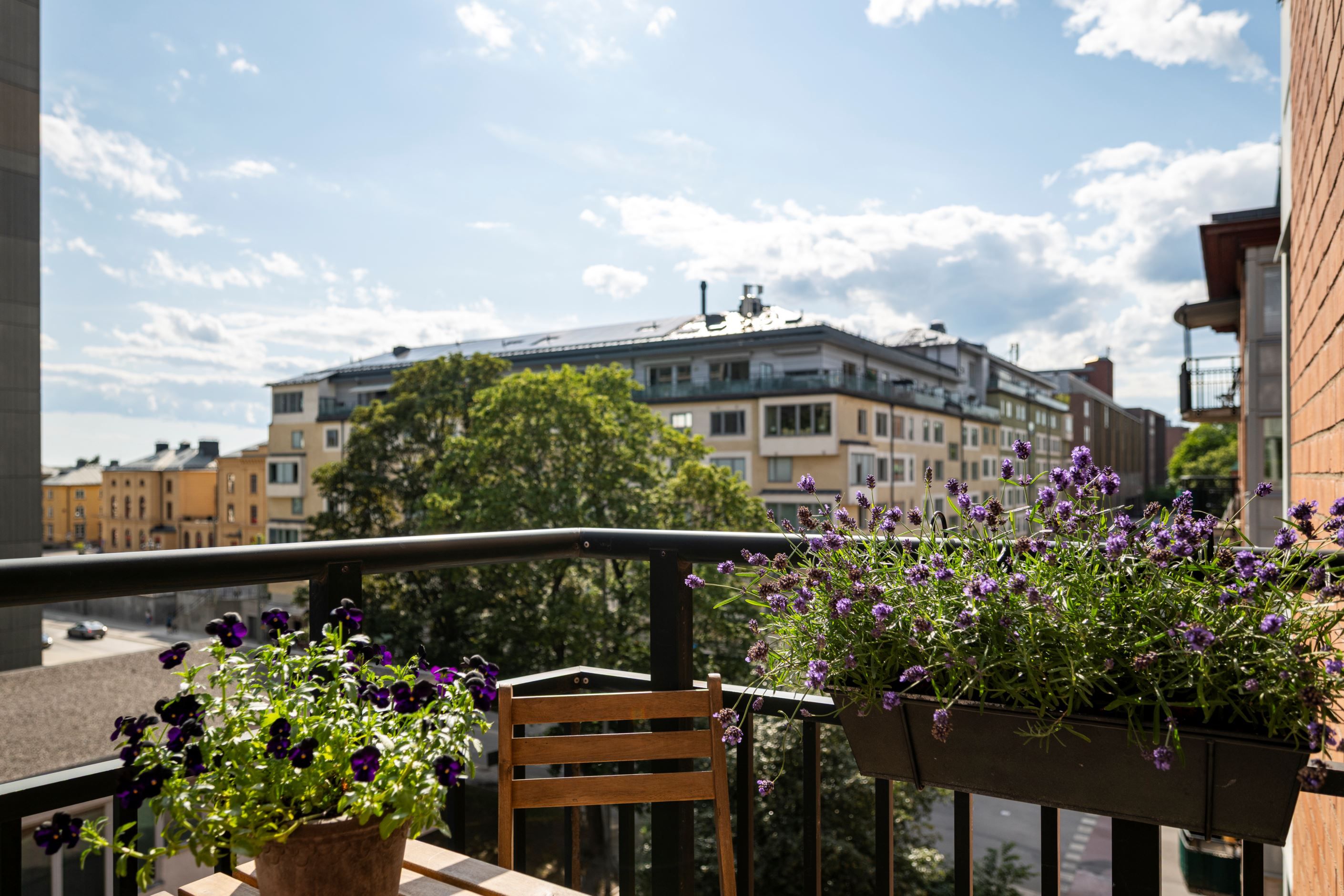 Högt belägen balkong i soligt söderläge