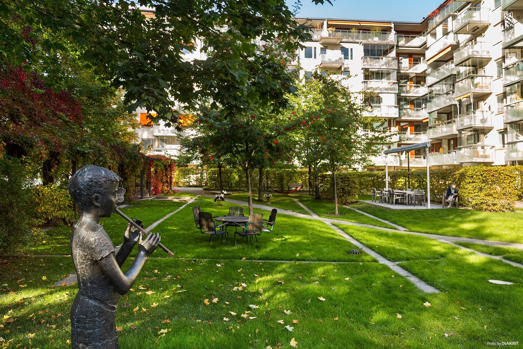 Staty av vallgossen som spelar (Brf Vallgossen)