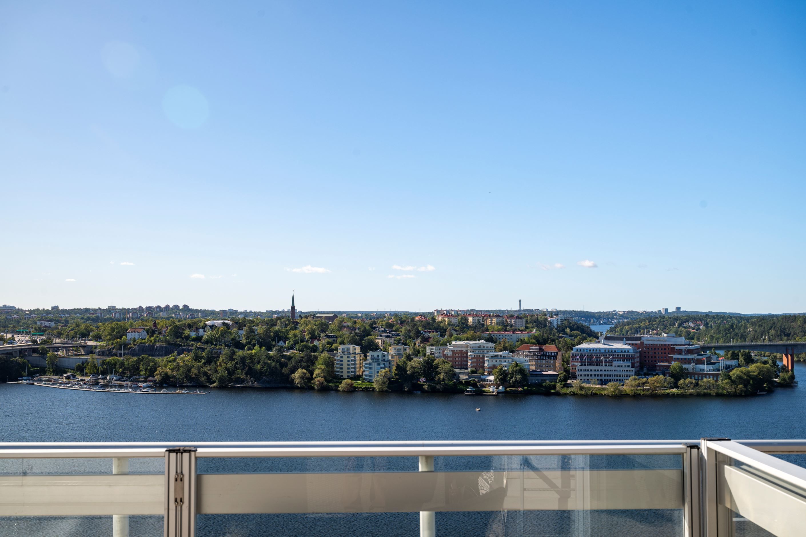 Glasräcket kan dras upp för att ge vindskydd