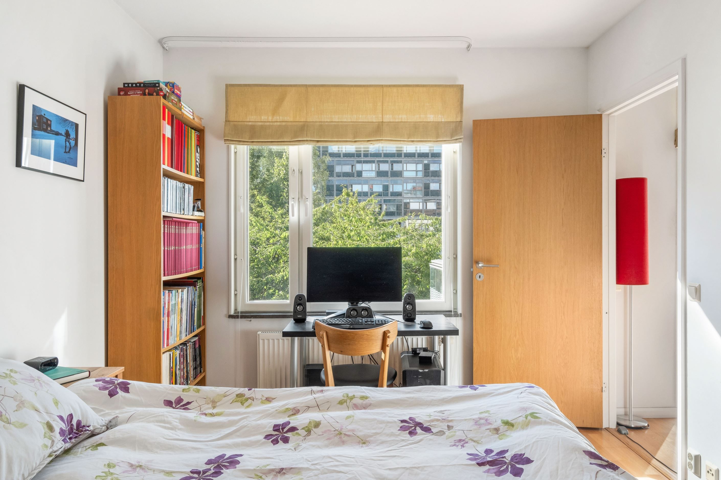 Rymligt sovrum med insynsfritt läge och stor garderobsvägg