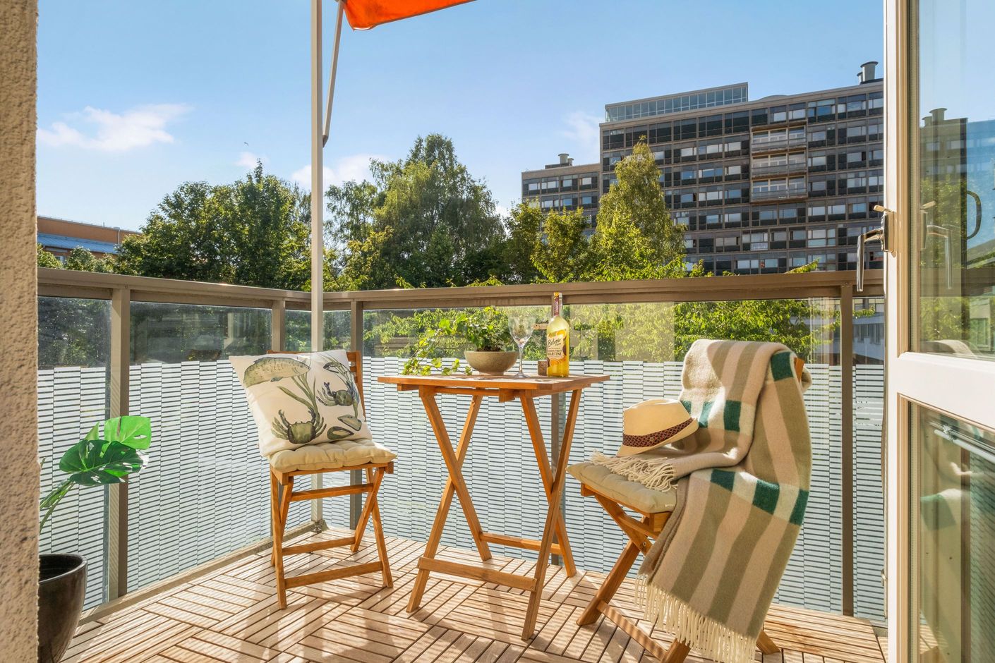 Underbar balkong i fritt västläge mot vacker, parkliknande gård