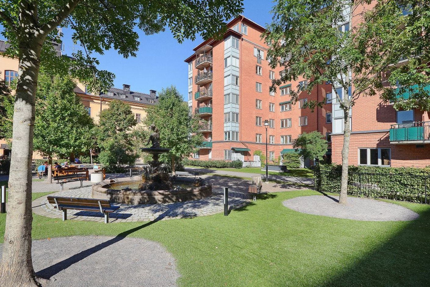 Föreningens fina, ljus innergård med...