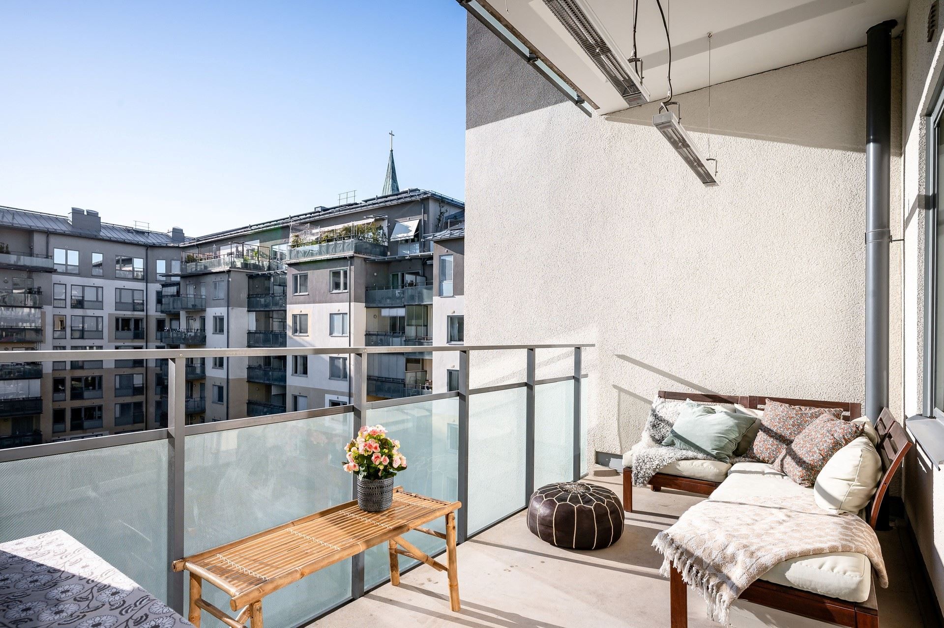 Solig balkong i västläge mot lugn gård