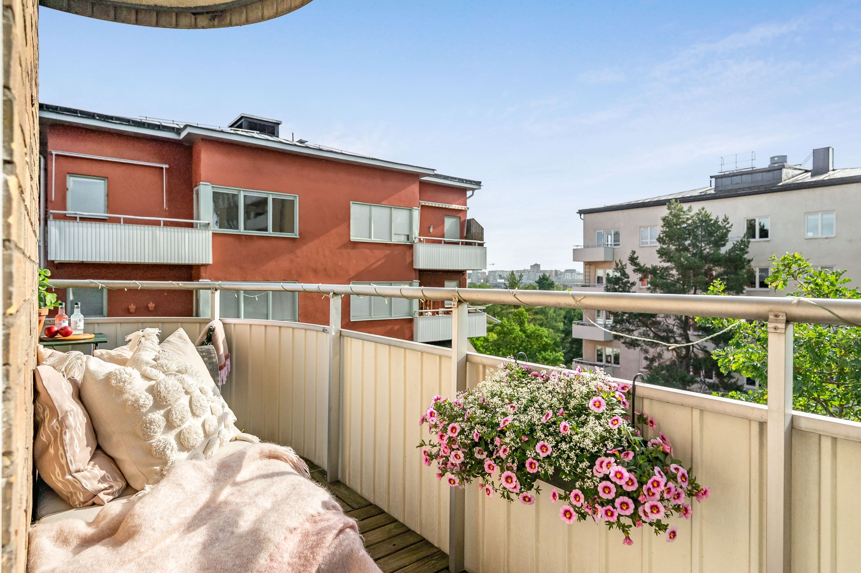 Plats för både soffdel samt bord och stolar