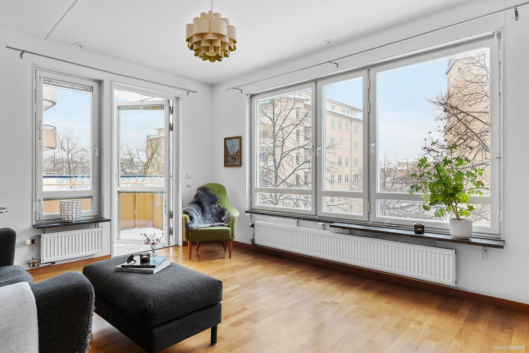 Ljus lägenhet med generösa fönsterpartier