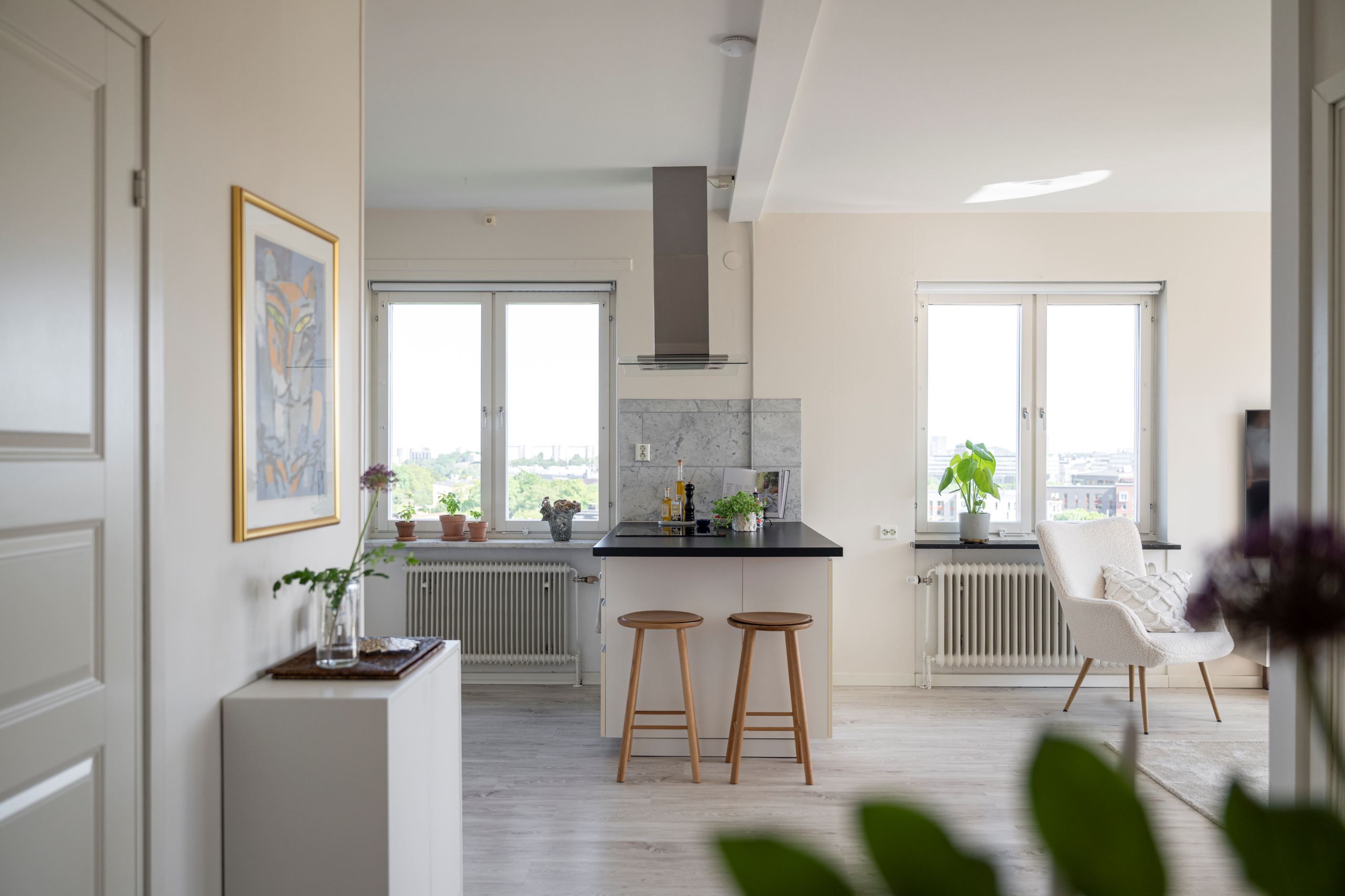 Från matsalsdel mot kök och vardagsrum