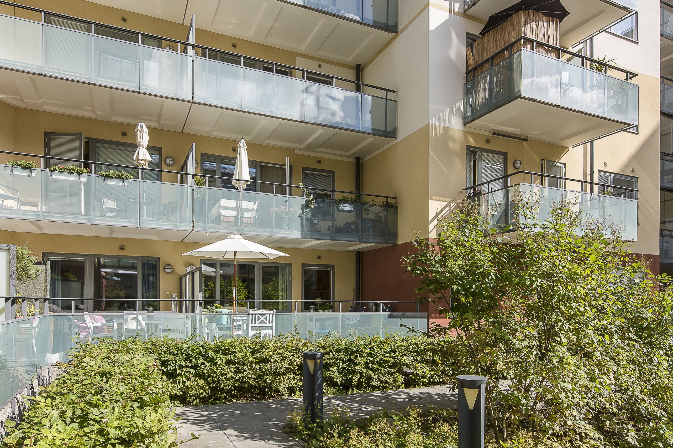 Utsikt mot uteplatsen sommartid