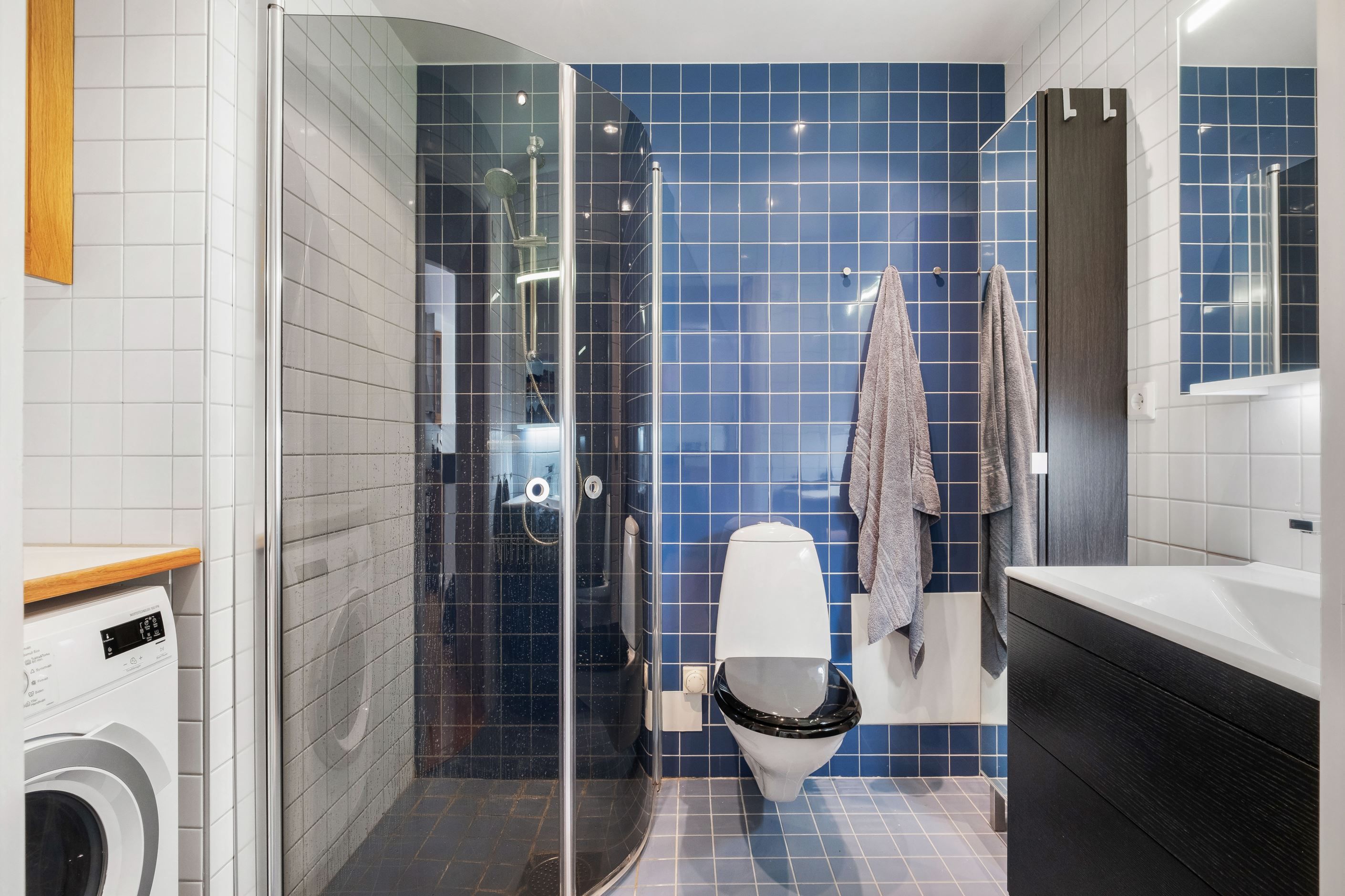 Stilrent, välutrustat badrum