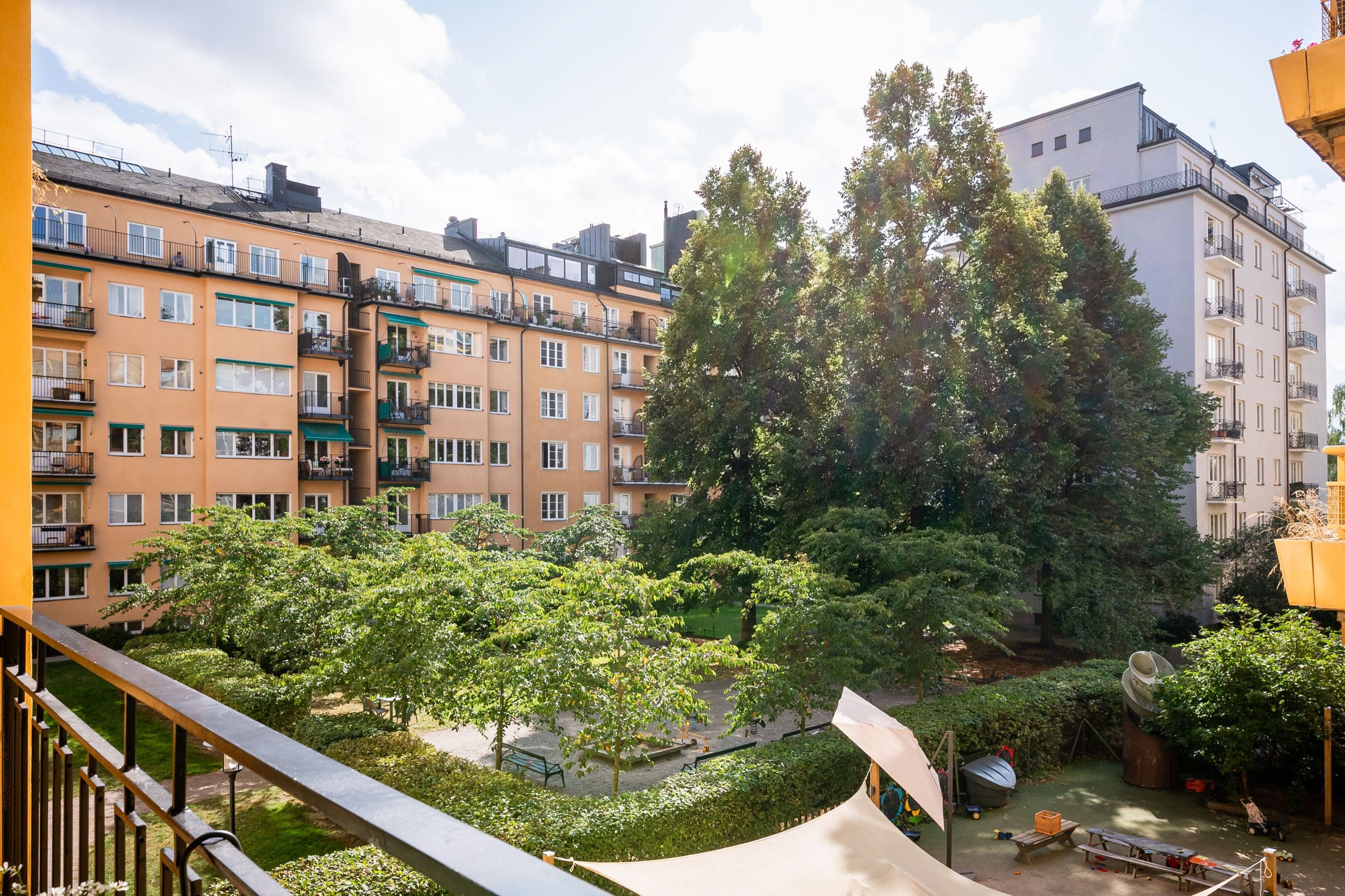 Trivsamt gårdsläge med..