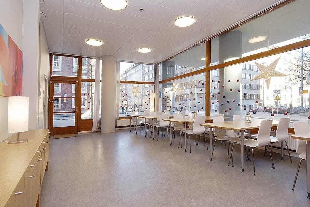 ...ingång från gatan