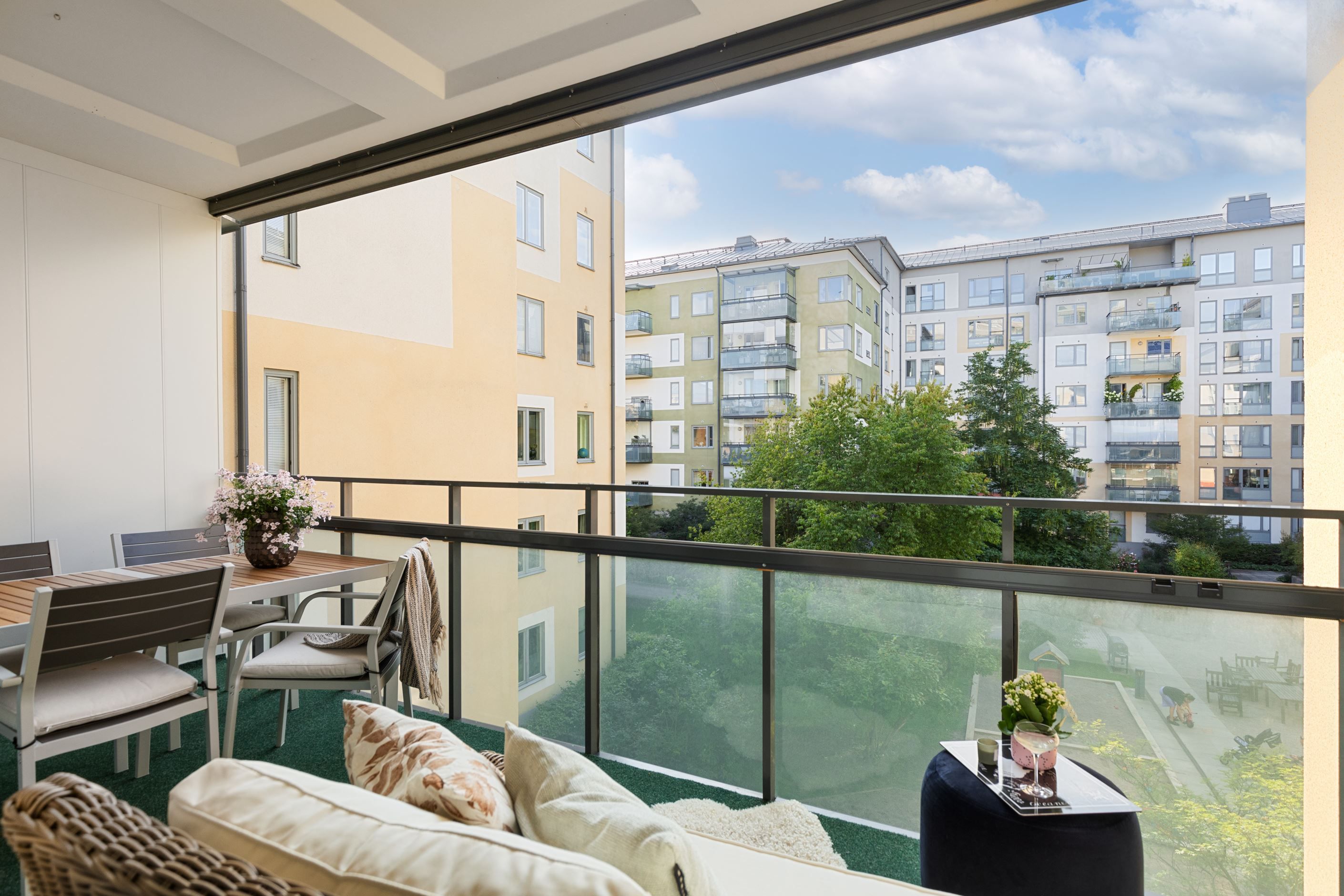 Plats för både matbord och soffa på balkongen