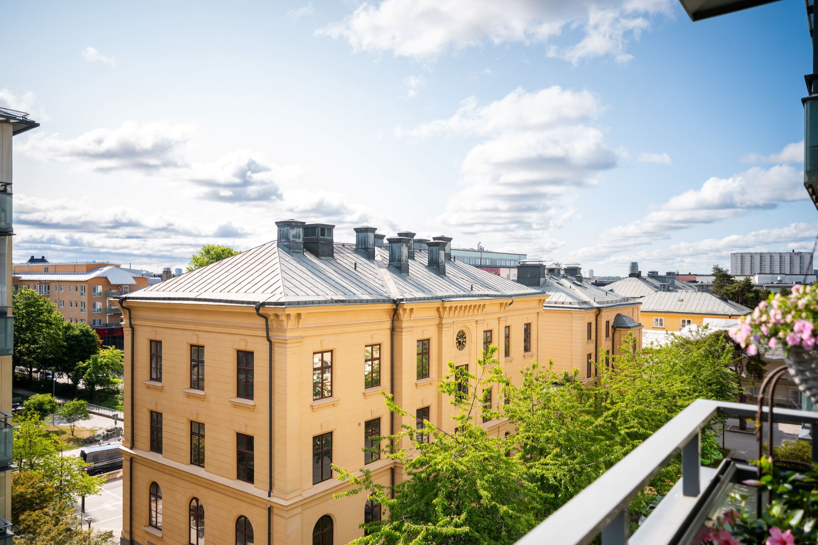 Lugnt belägen mot gård och vy mot vackert, k-märkt hus