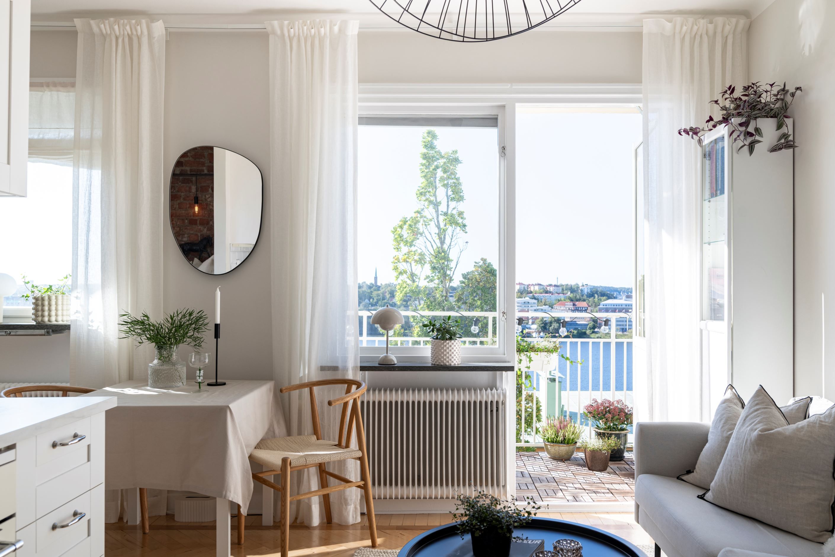 Generösa fönsterpartier är värdefullt i en mindre bostad!