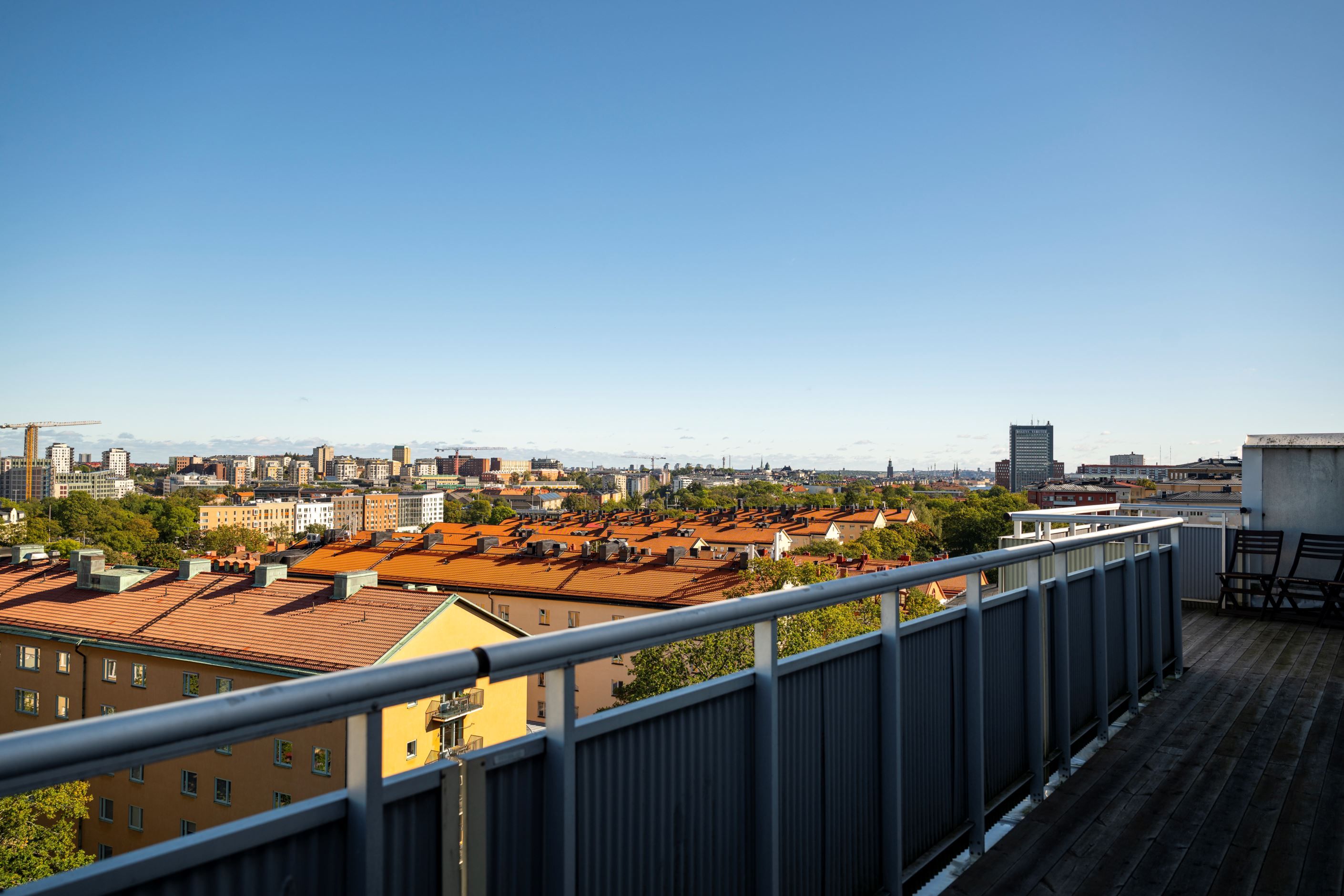 Ytterligare en generös takterrass på baksidan av huset med vidsträckt utsikt