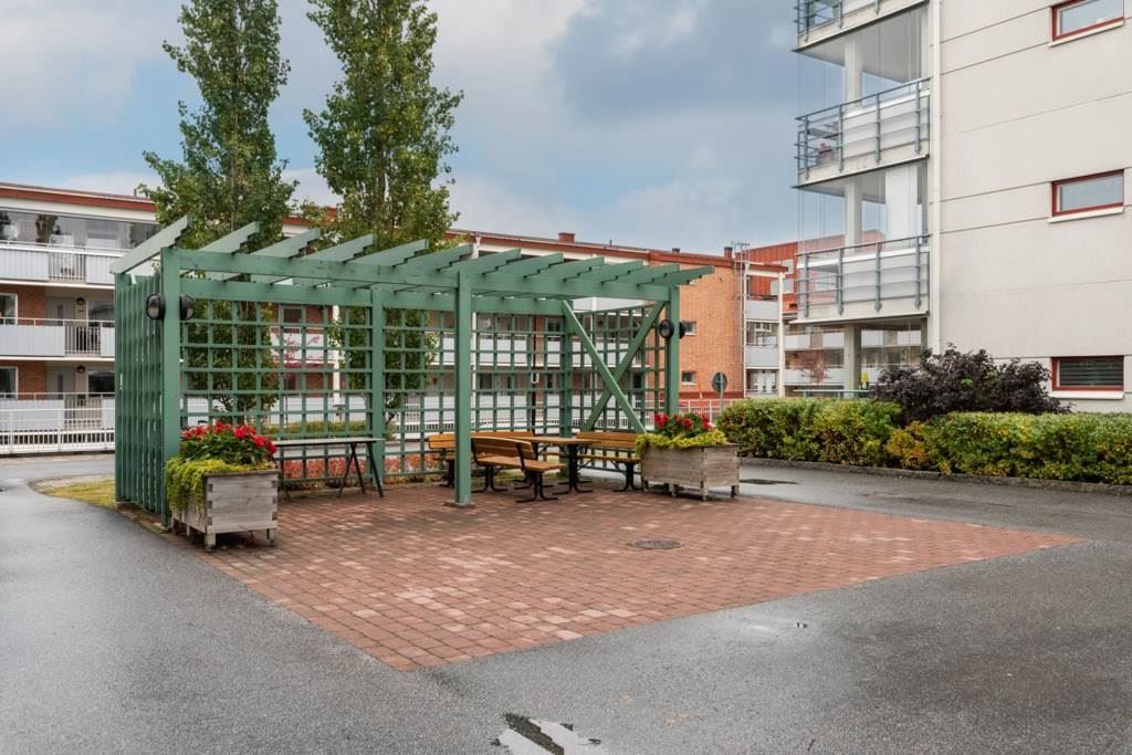 Gemensam uteplats vid entrén till lägenheten