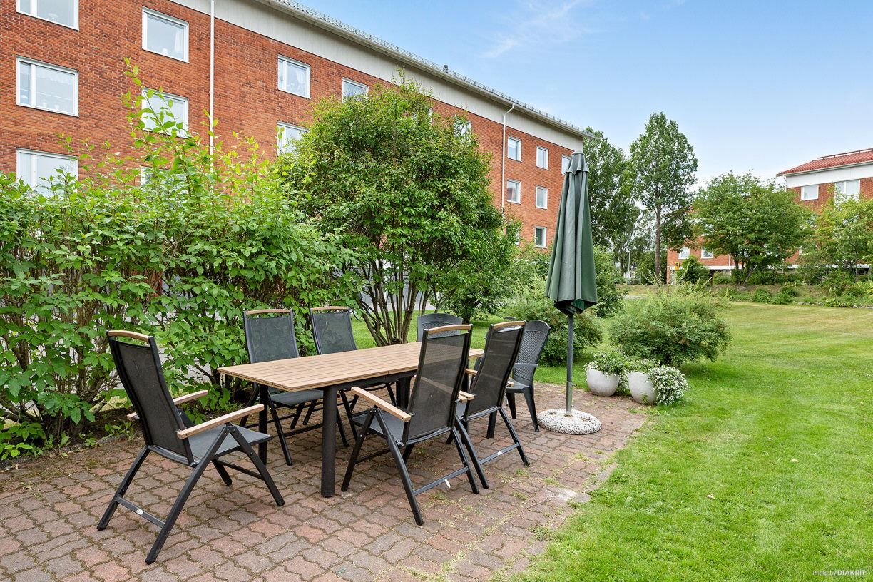 Gemensam uteplats på gården (bild tagen vid tidigare tillfälle)