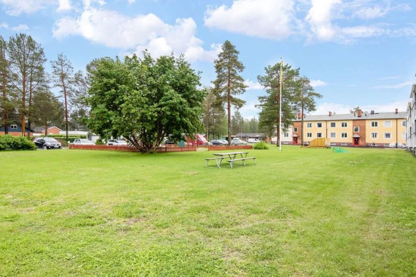 Den trevliga gården nedanför den inglasade balkongen