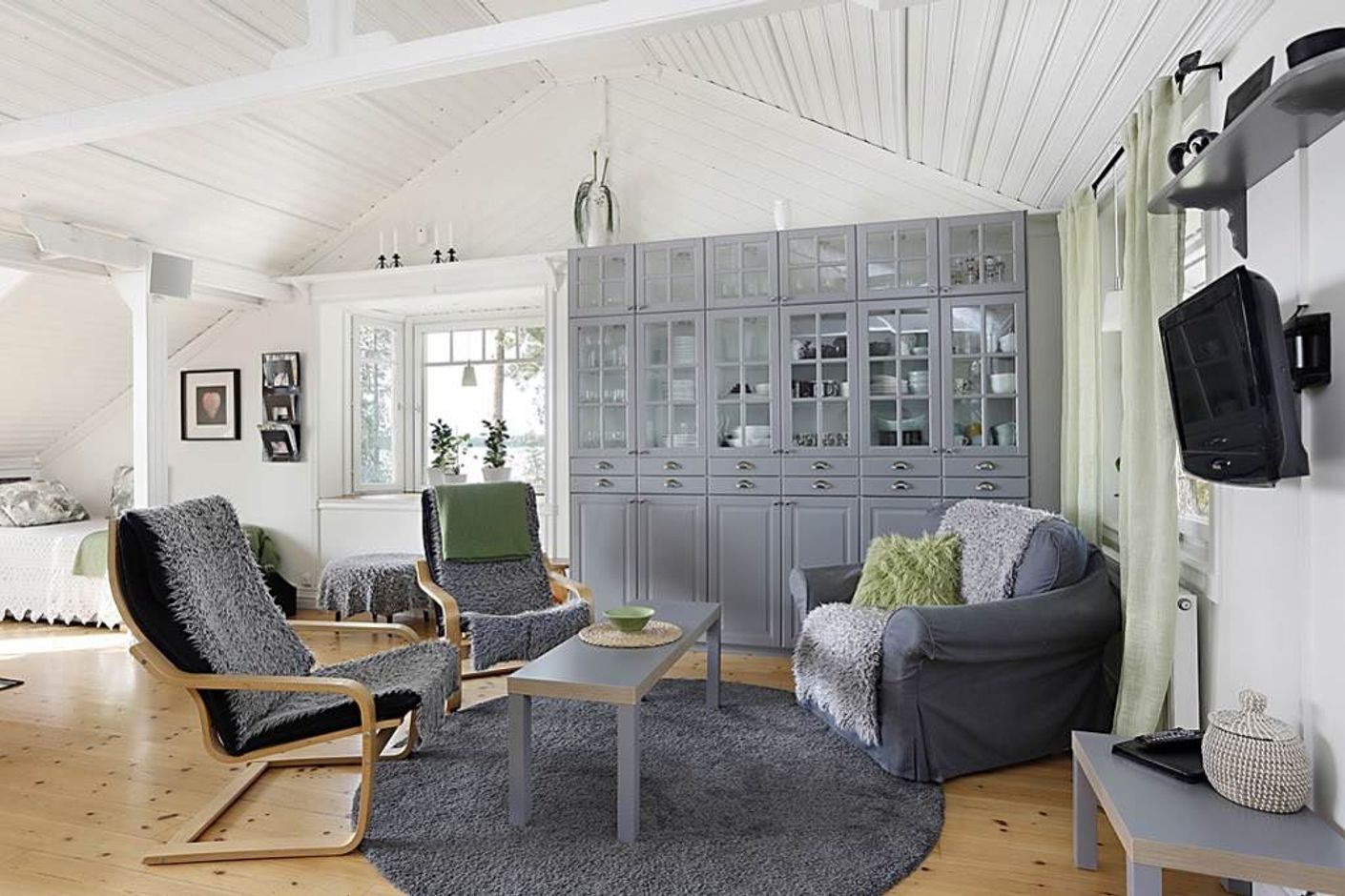 Lågupplöst Fina förvaringsmöjligheter med vitrinskåp intill köket