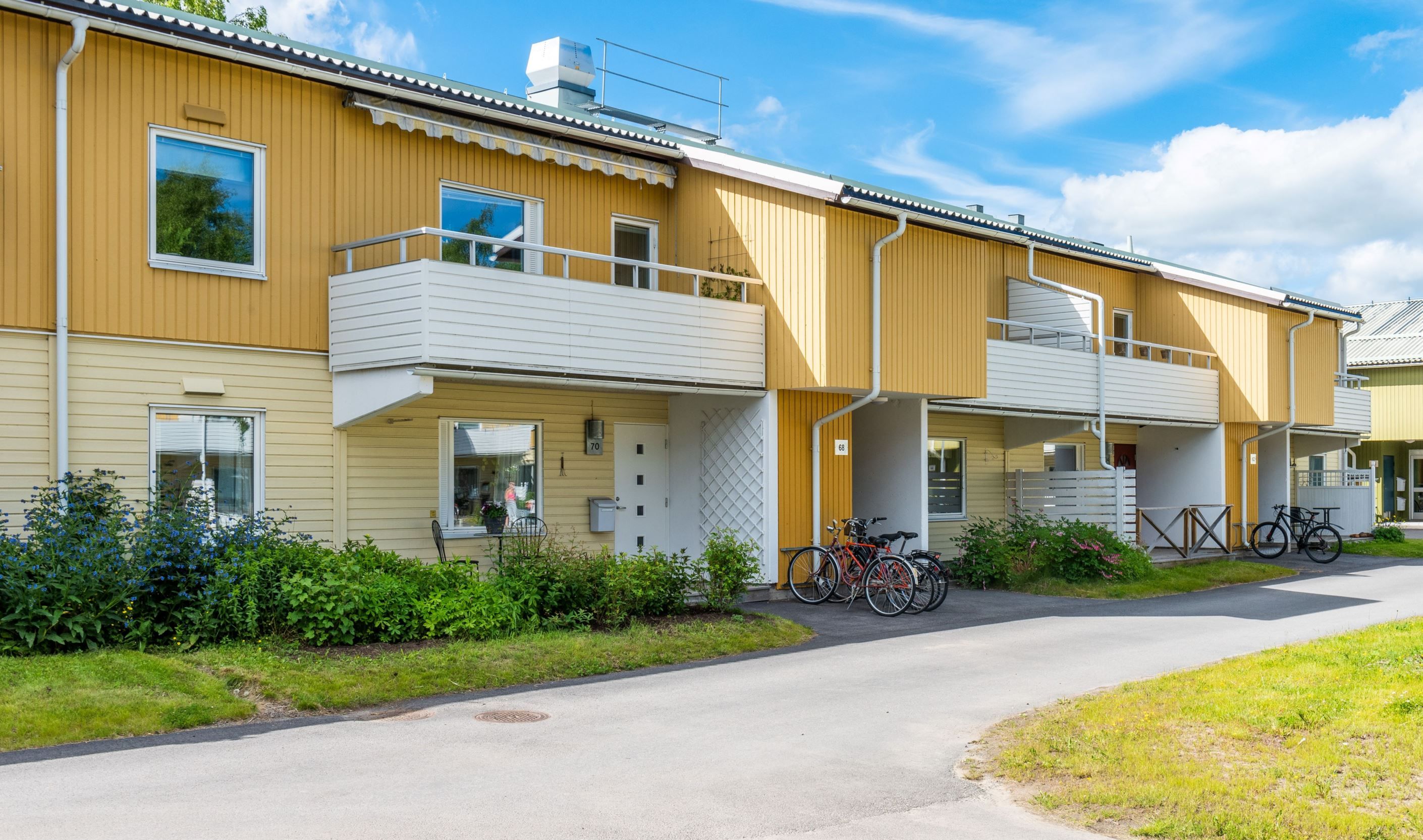Fint läge med egen ingång och altan!