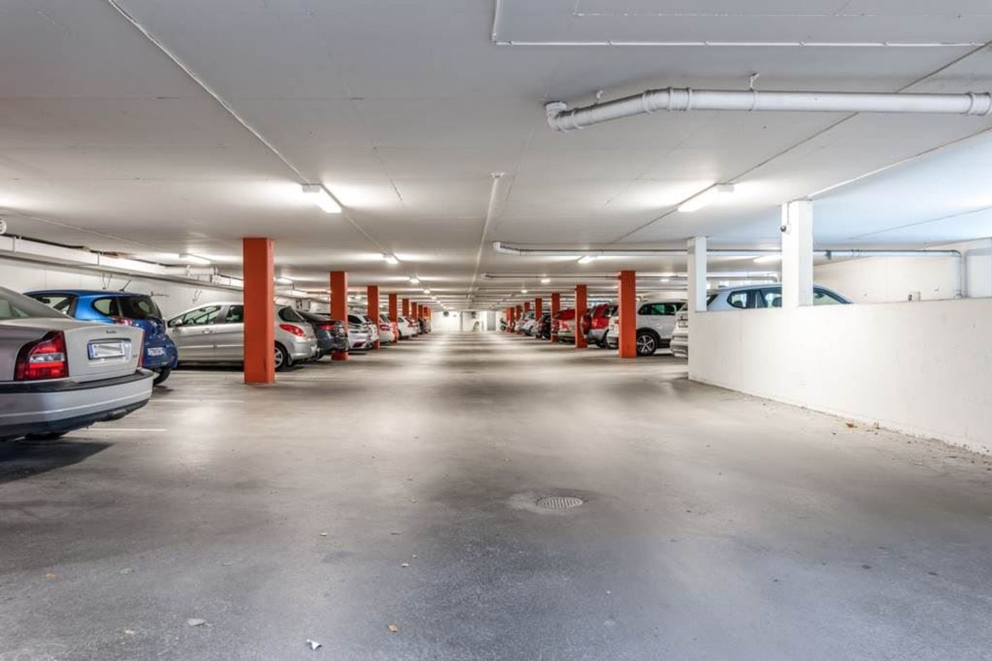 Föreningens garage i 2 plan under husen