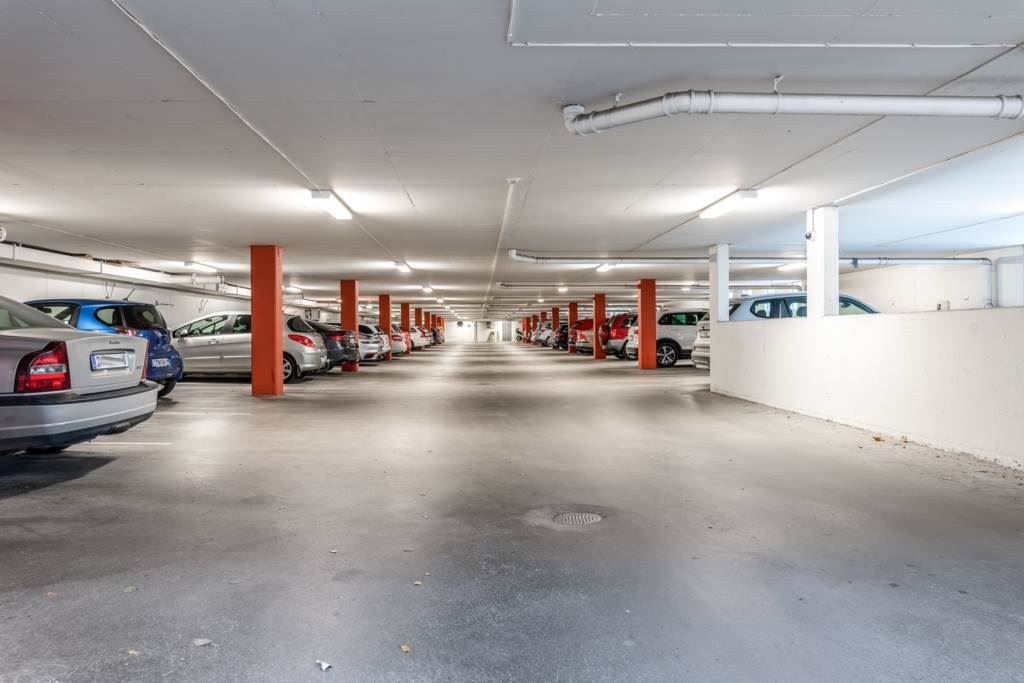 Föreningens garage i 2 plan under husen