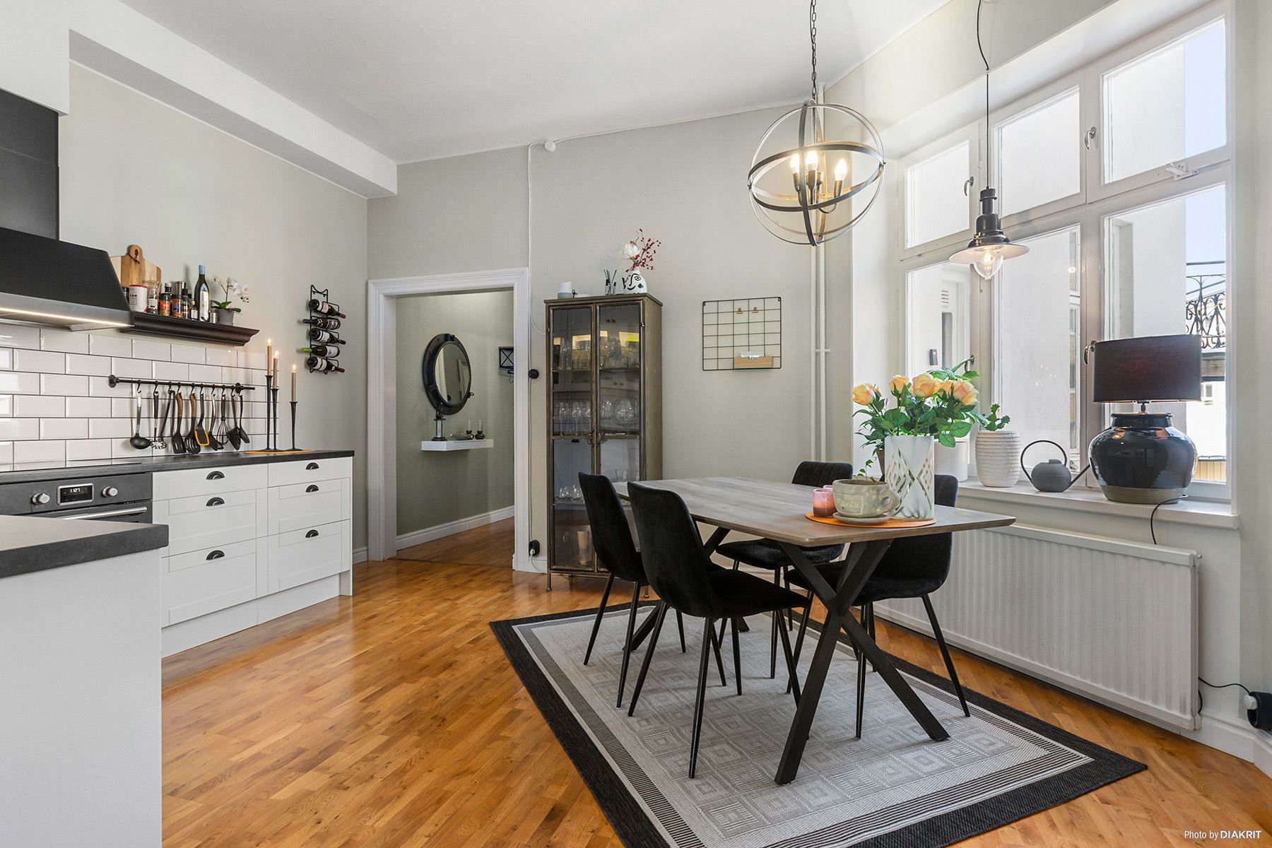 Ljust och fräscht kök med fin matplats