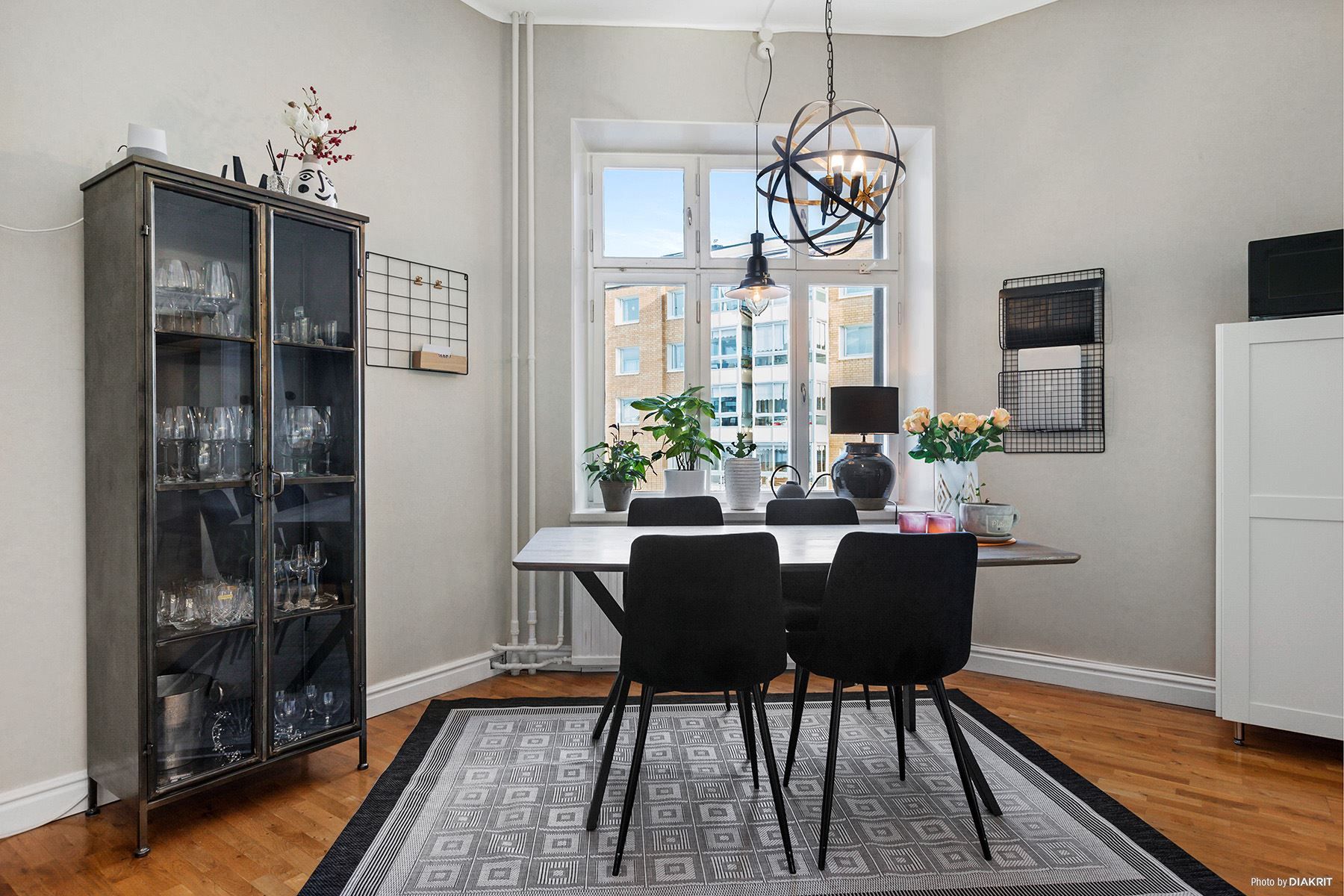 Ljus och fin matplats i köket