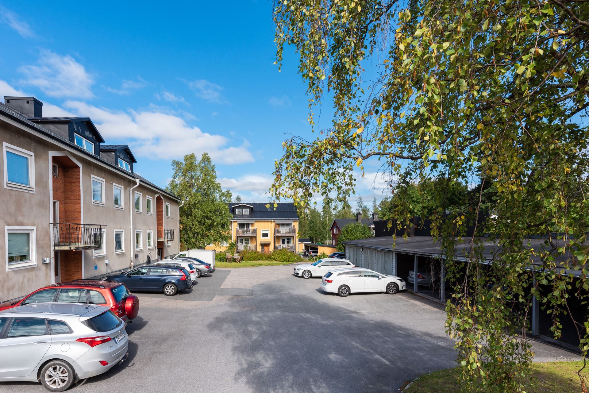 Nybyggnation av garage-/carportlänga pågår (på bild den ursprungliga längan)