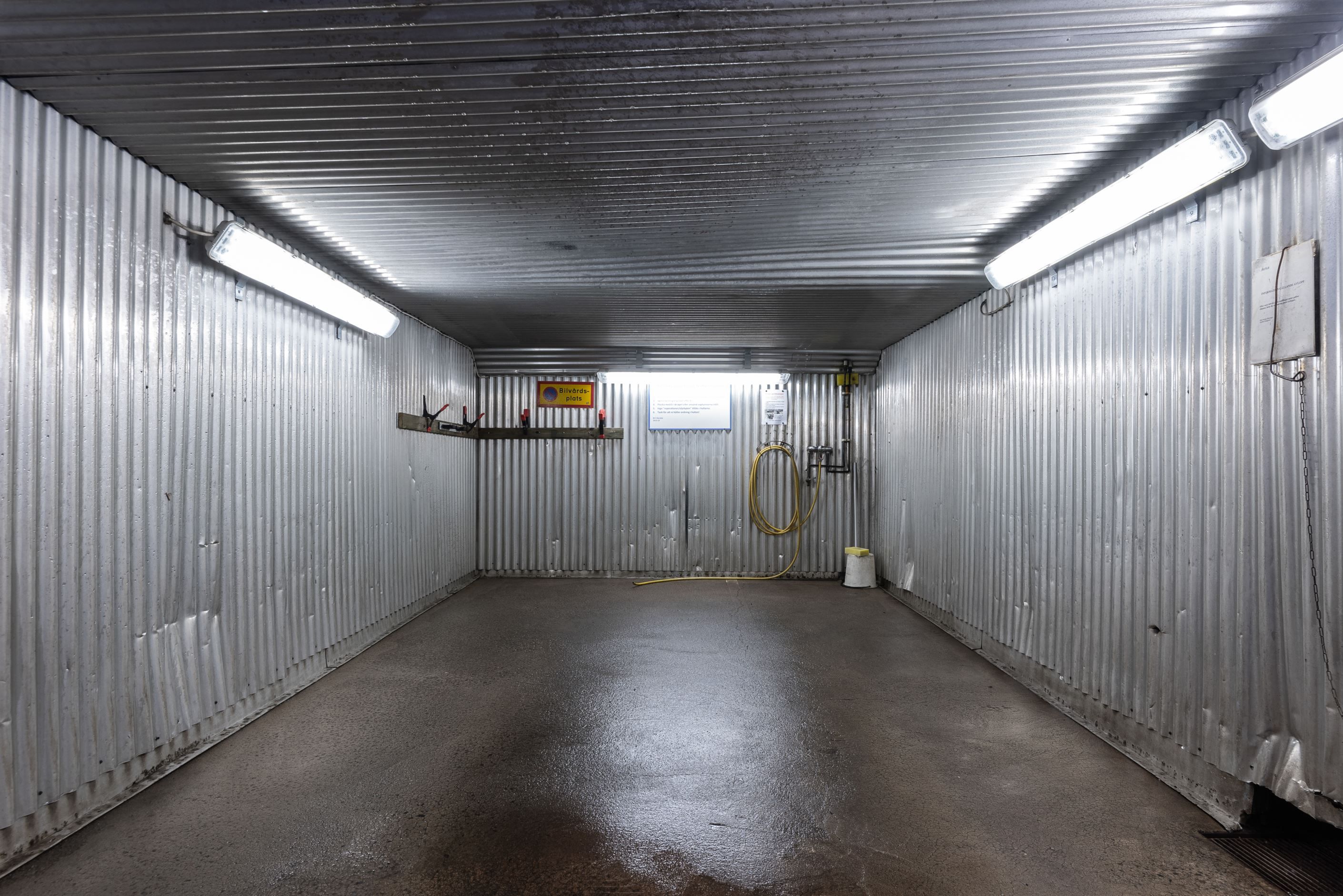 En av de två biltvättplatserna i föreningens garage