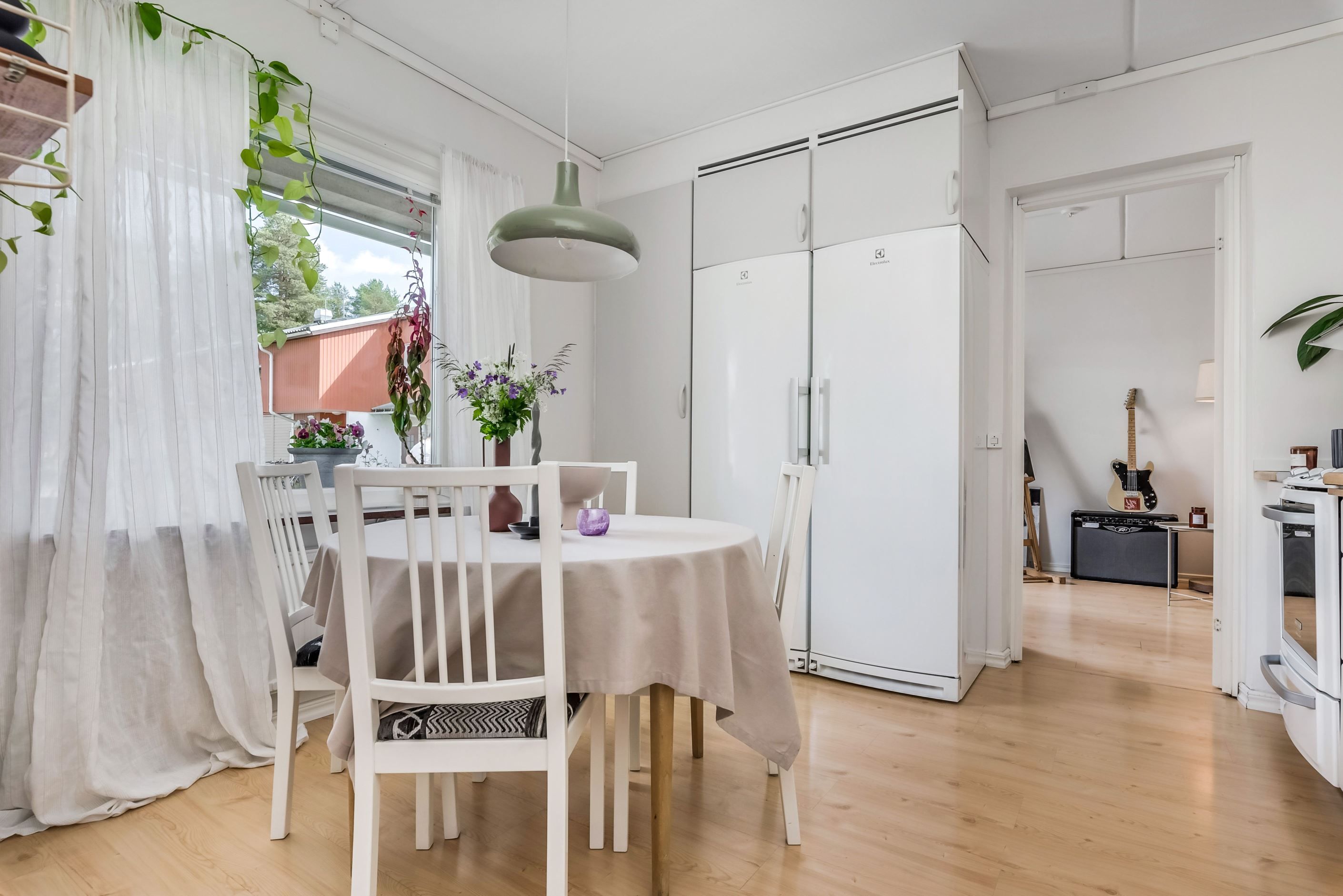 Ljust och fint kök med matplats