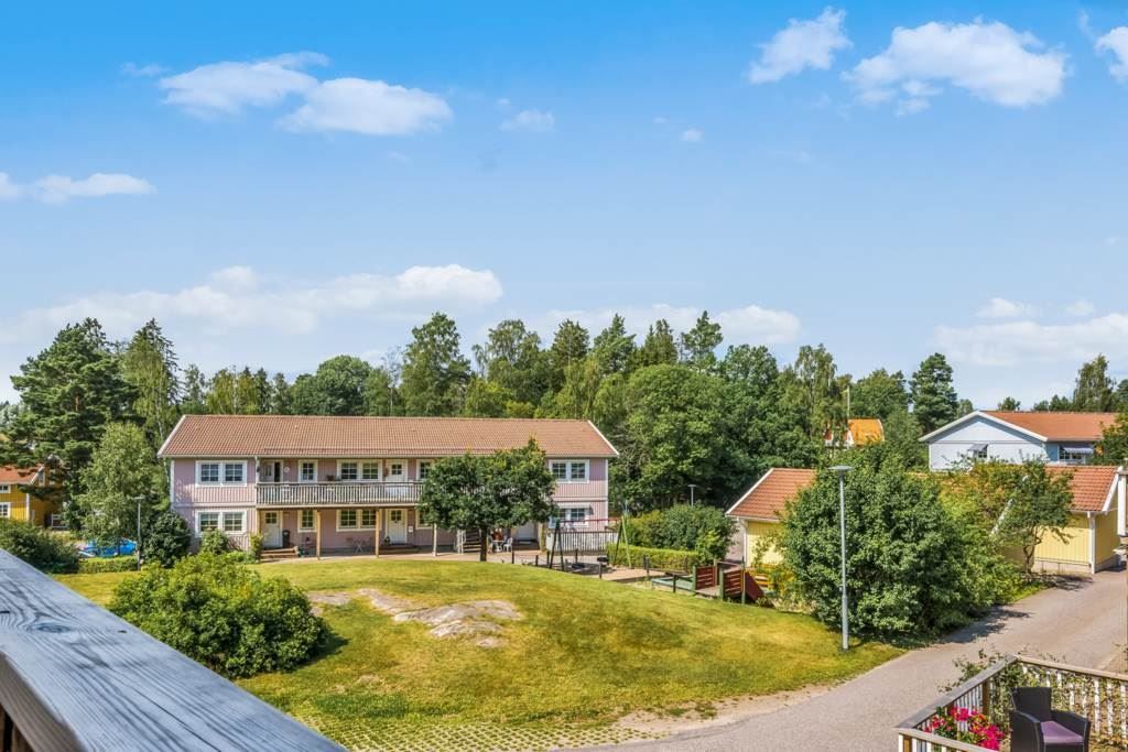 Luftigt område med radhuskänsla