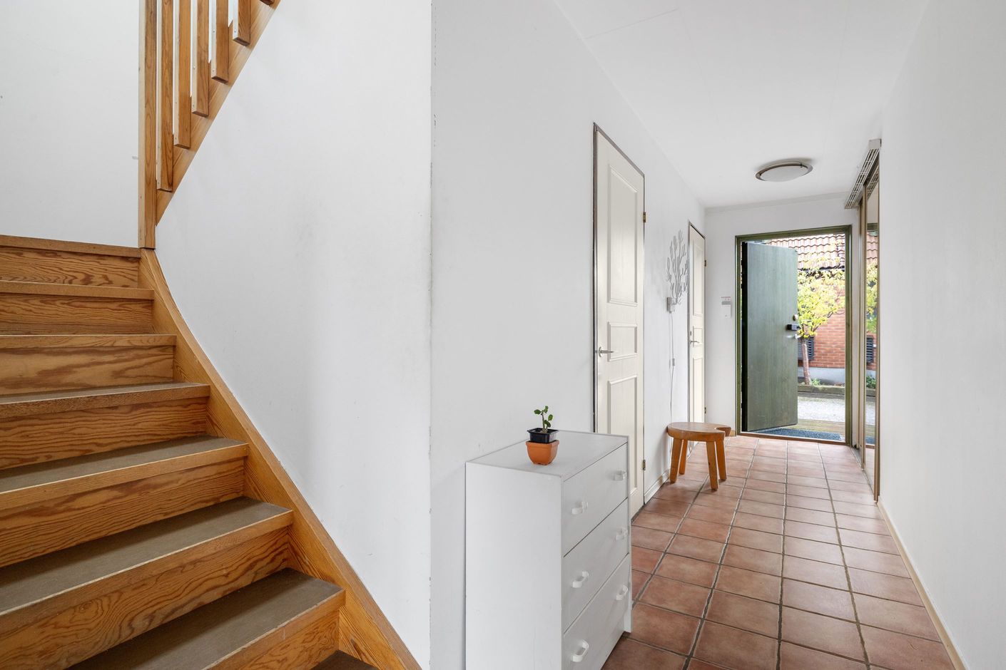 Entréhall & trappa upp till övre plan